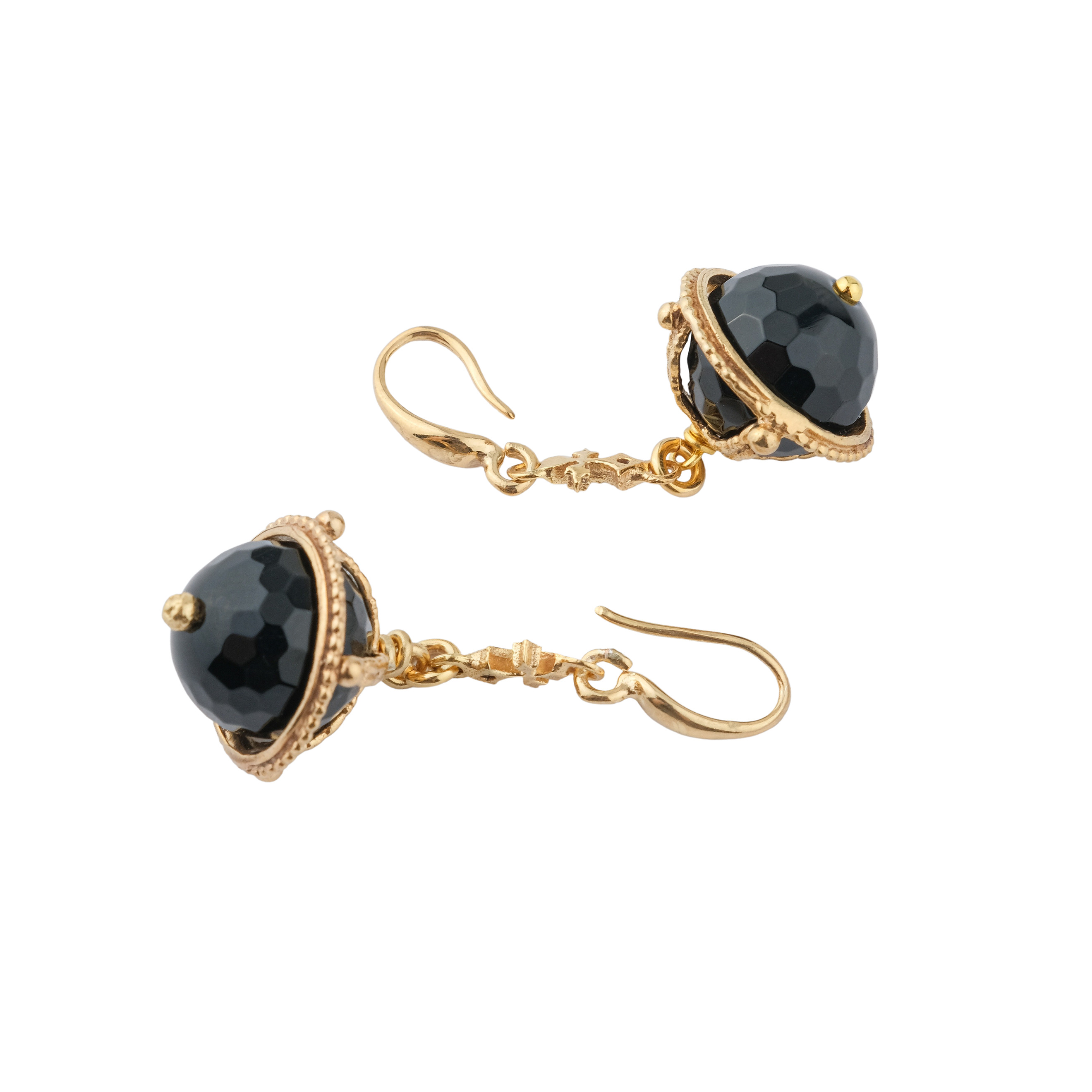 Earrings with gold and onyx round