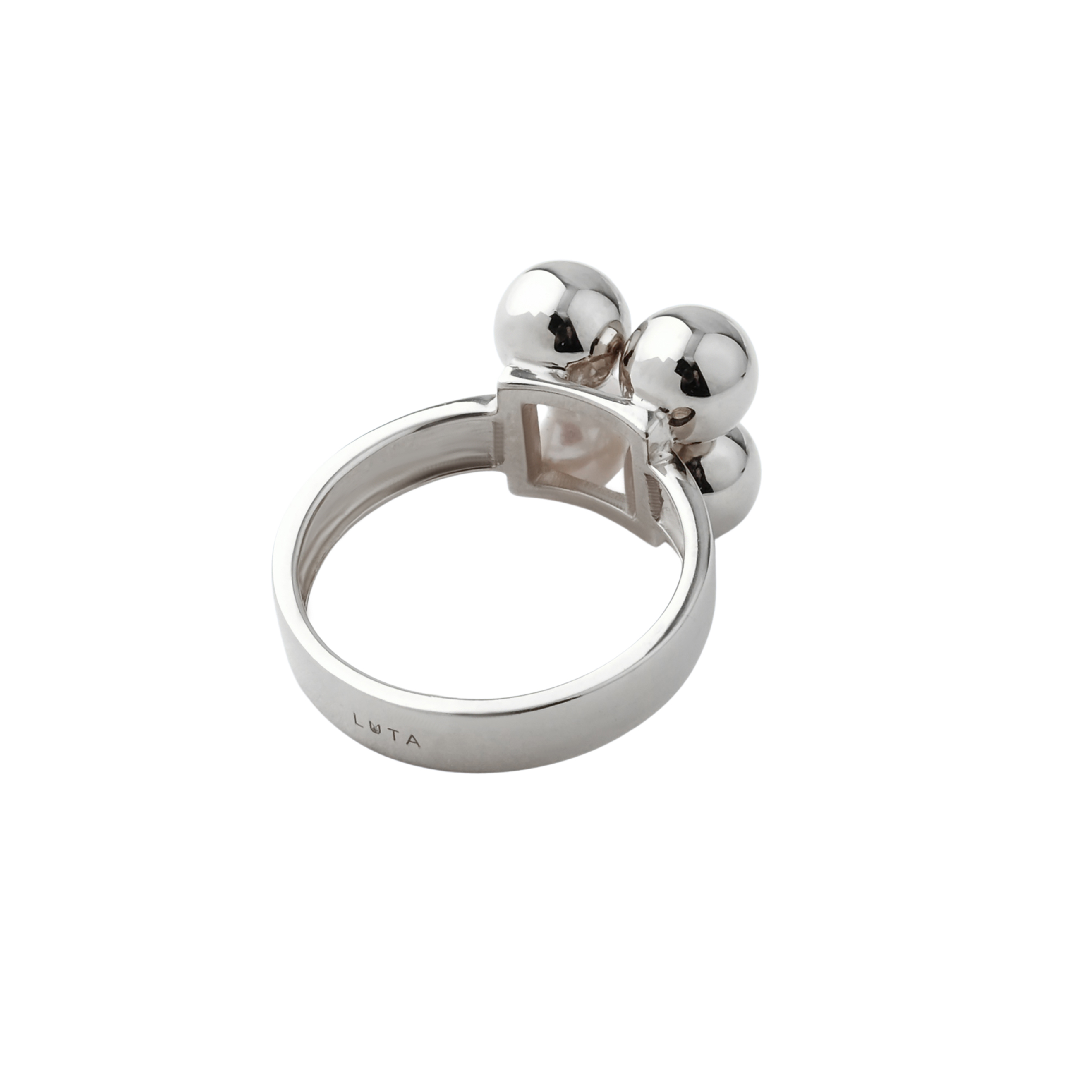 Silver ring with pearl