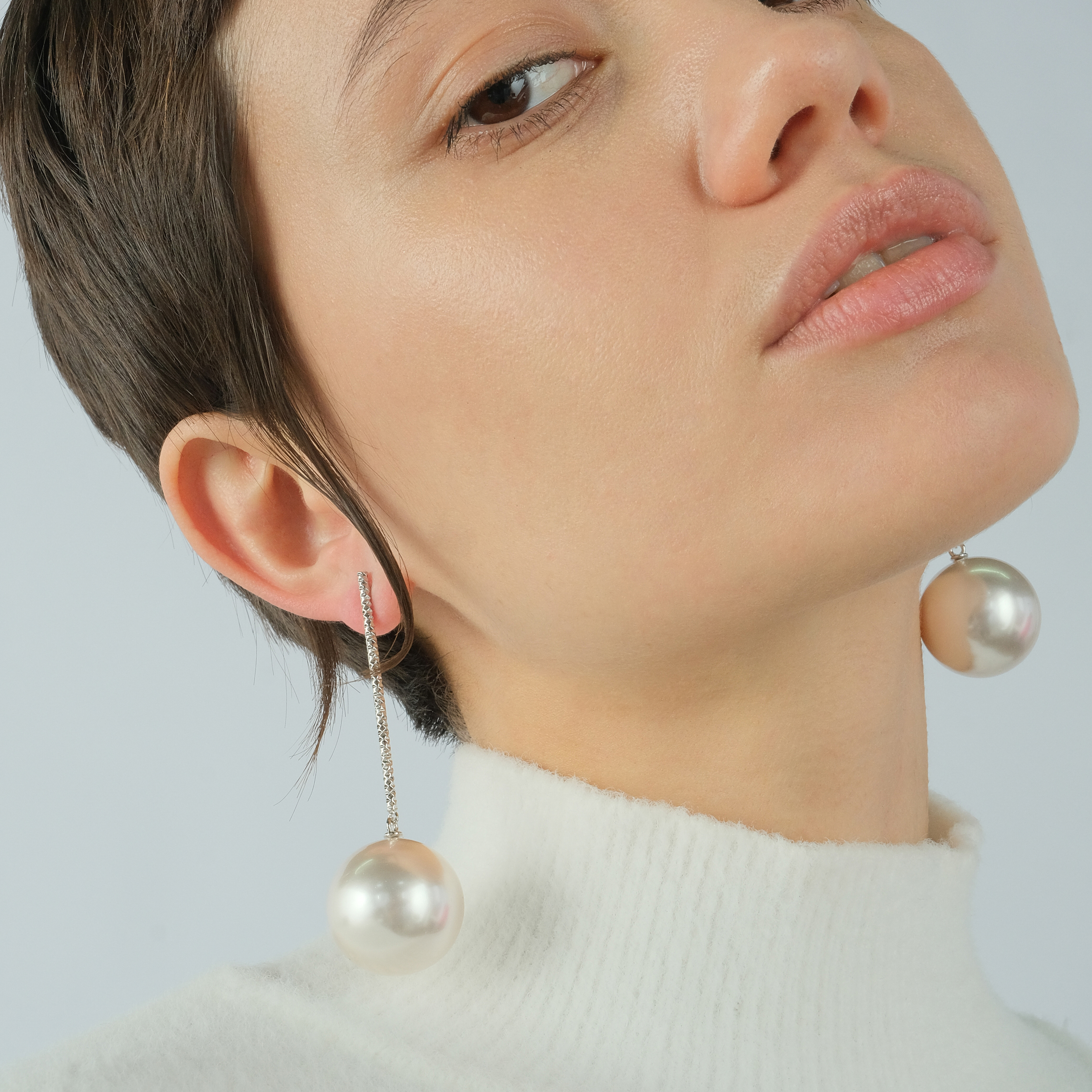 Stud earrings with large pearl beads