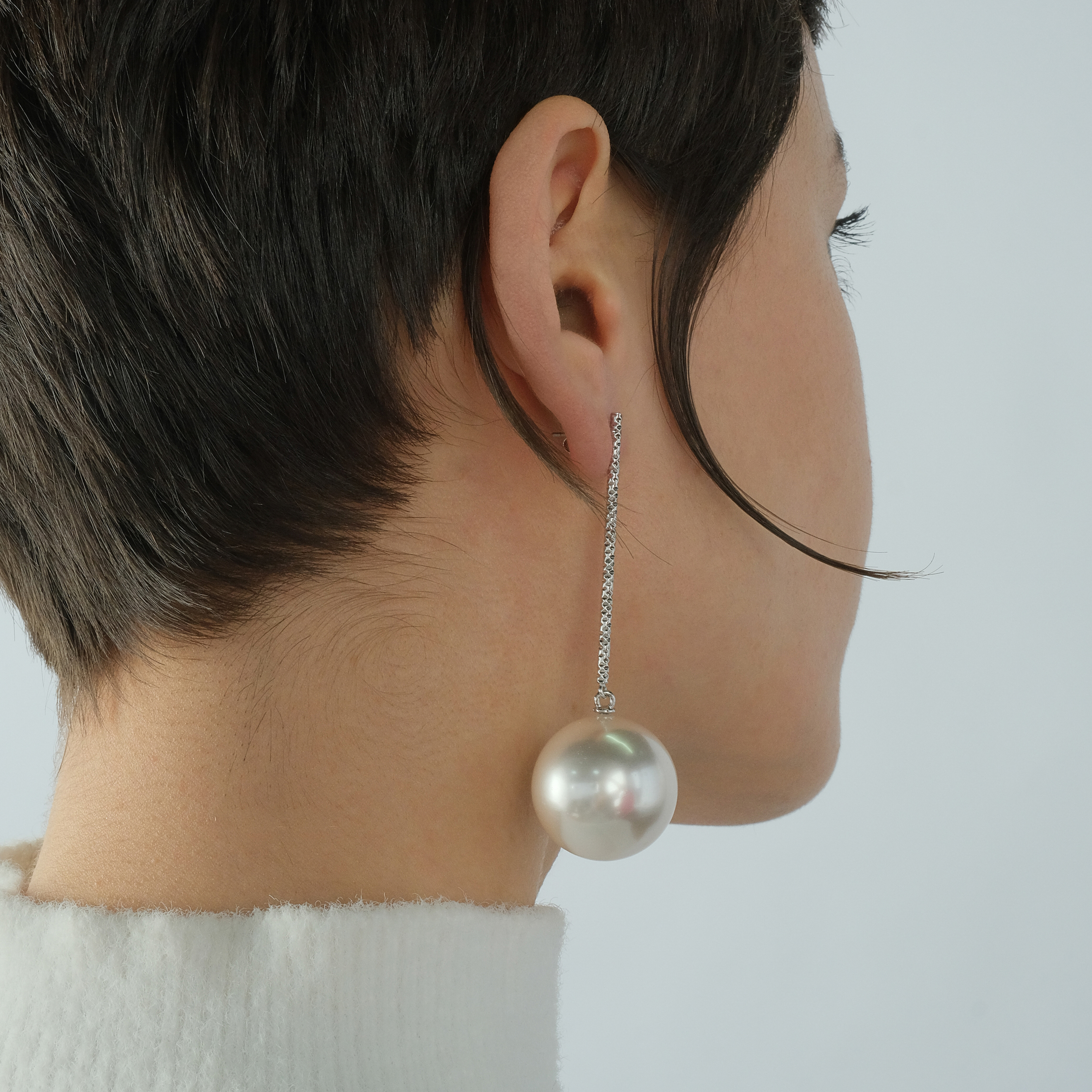 Stud earrings with large pearl beads