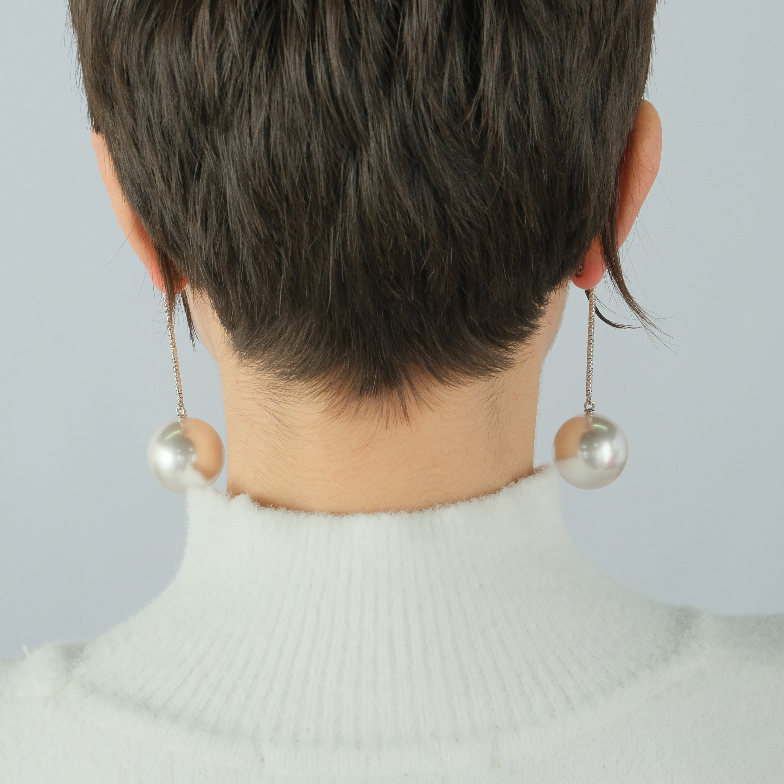 Stud earrings with large pearl beads