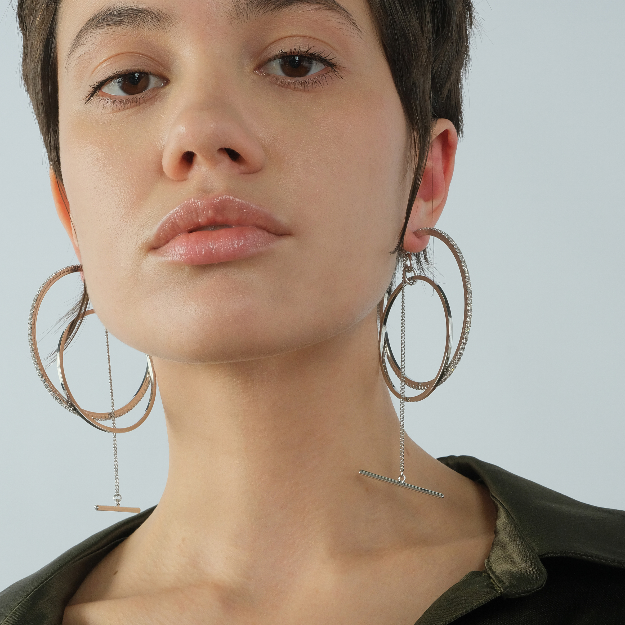 Золотистые серьги-кольца с цепочкой