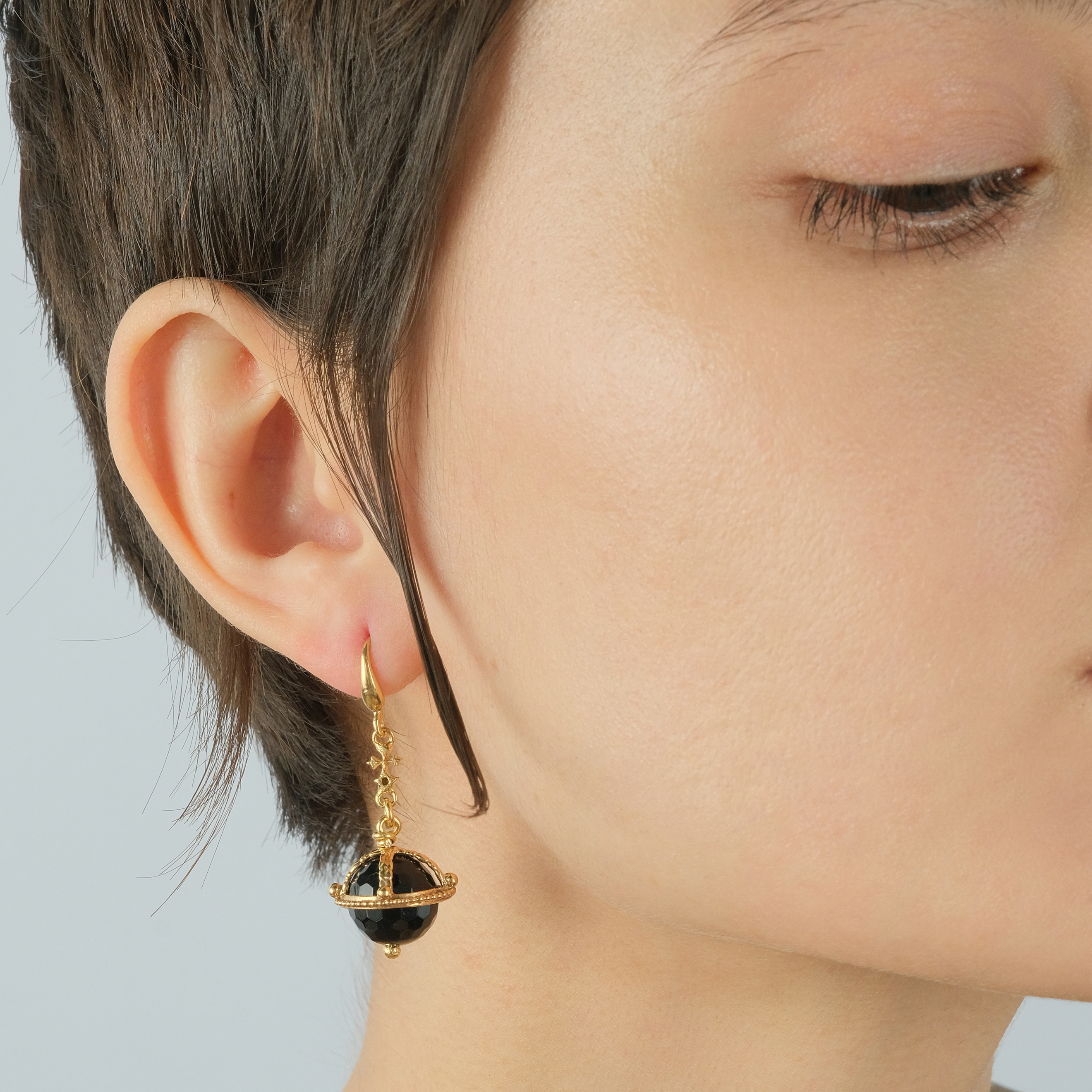 Earrings with gold and onyx round