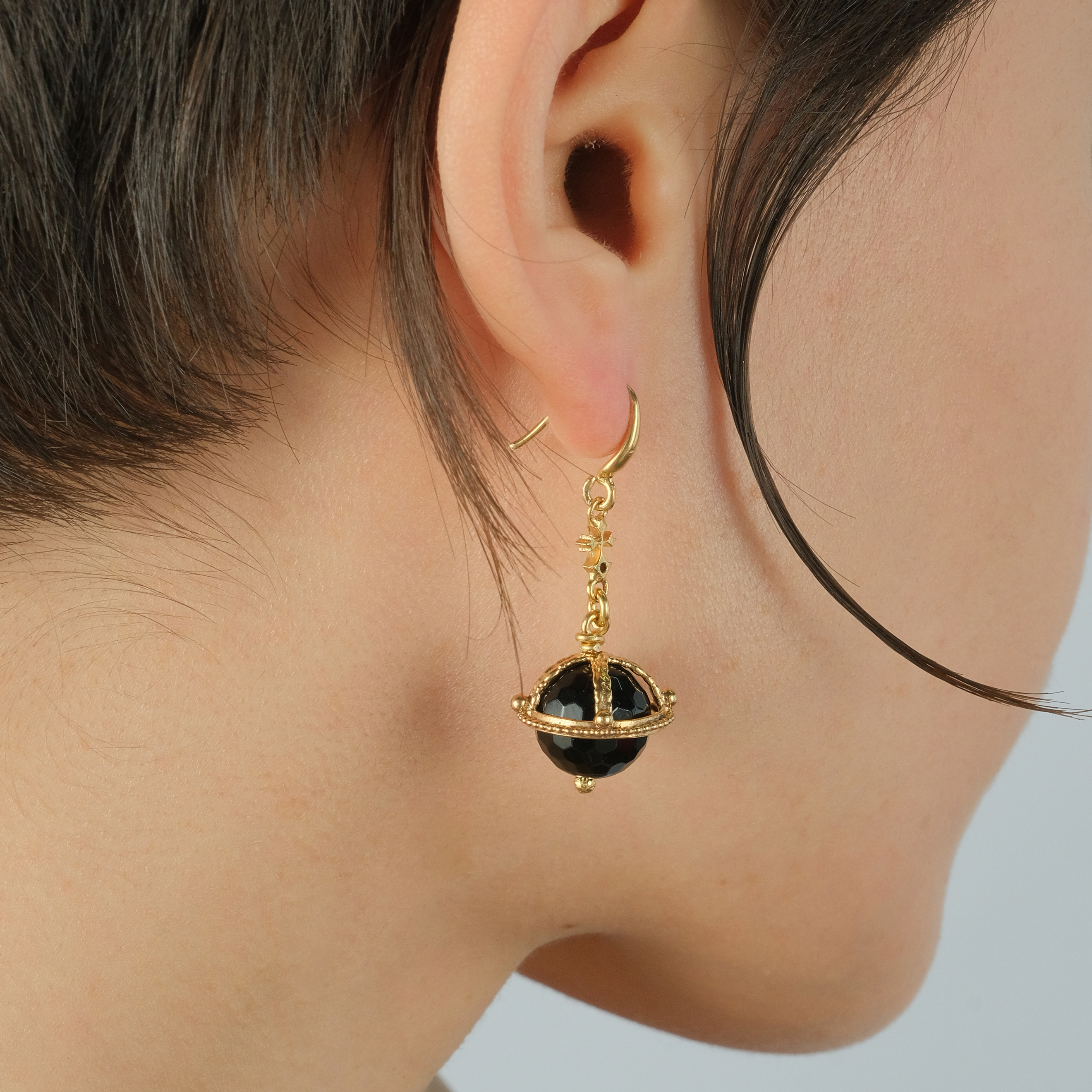 Earrings with gold and onyx round