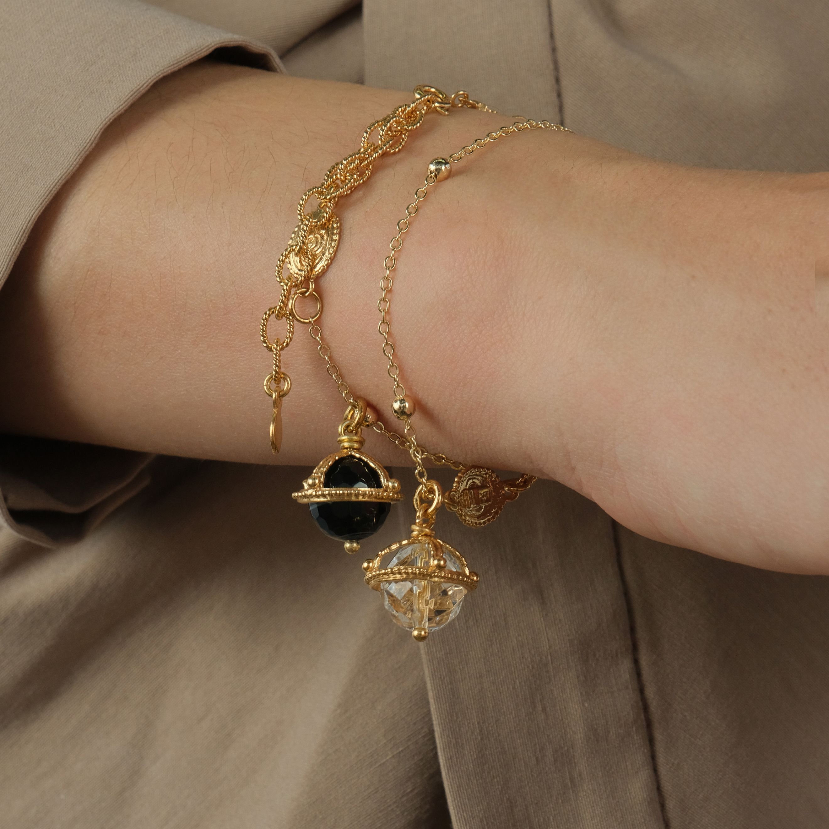 Gilt bracelet with round crystal
