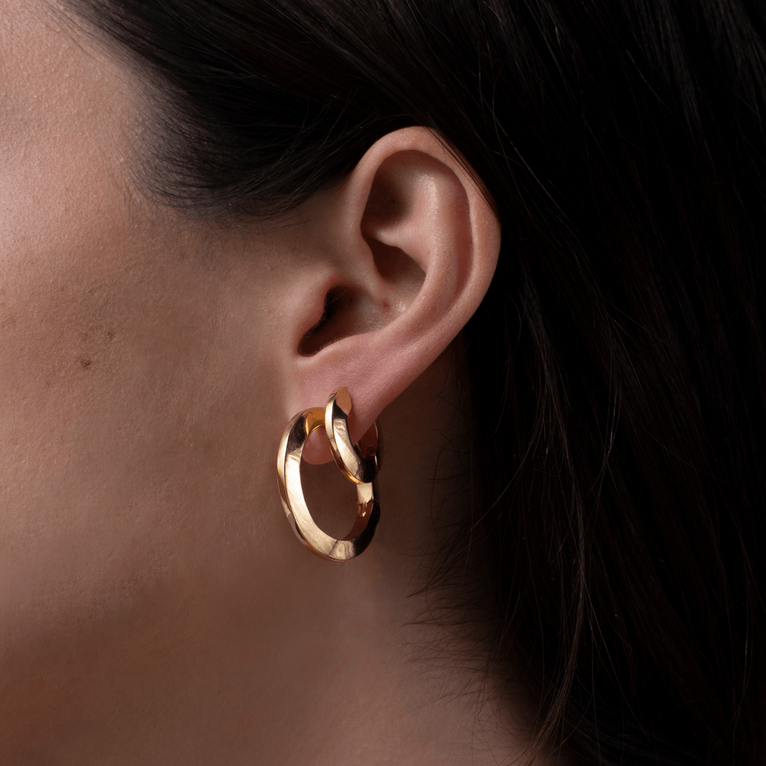 Средние золотистые круглые серьги TONI HINGED HOOP