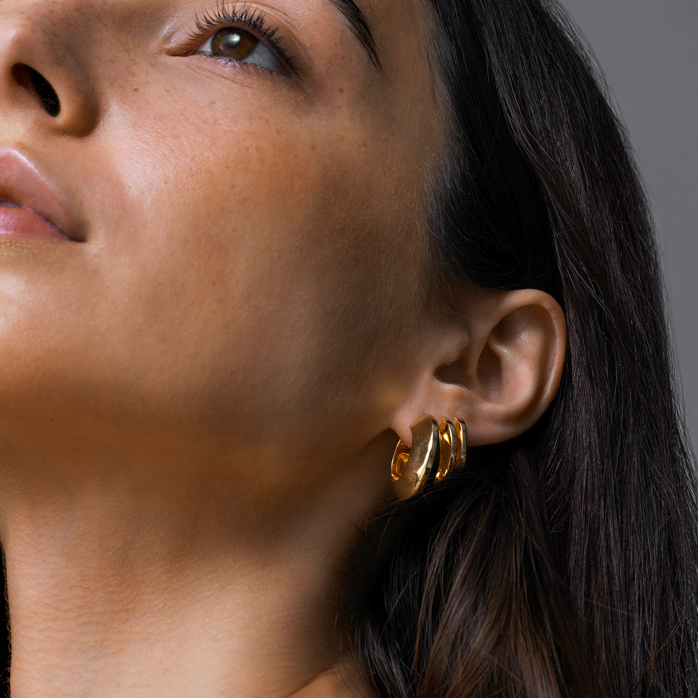 Средние золотистые круглые серьги WIDE HINGED HOOPS