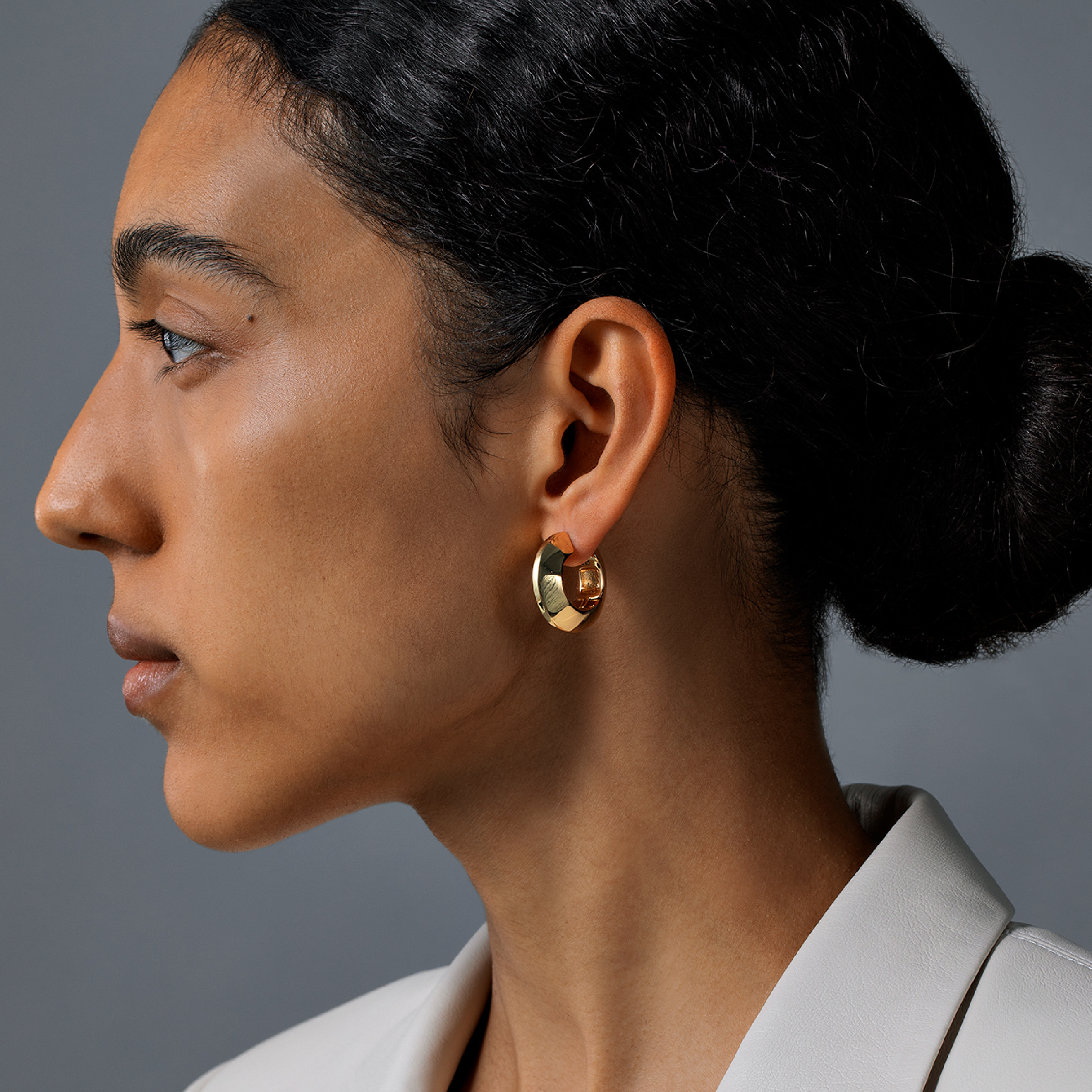 Средние золотистые круглые серьги WIDE HINGED HOOPS