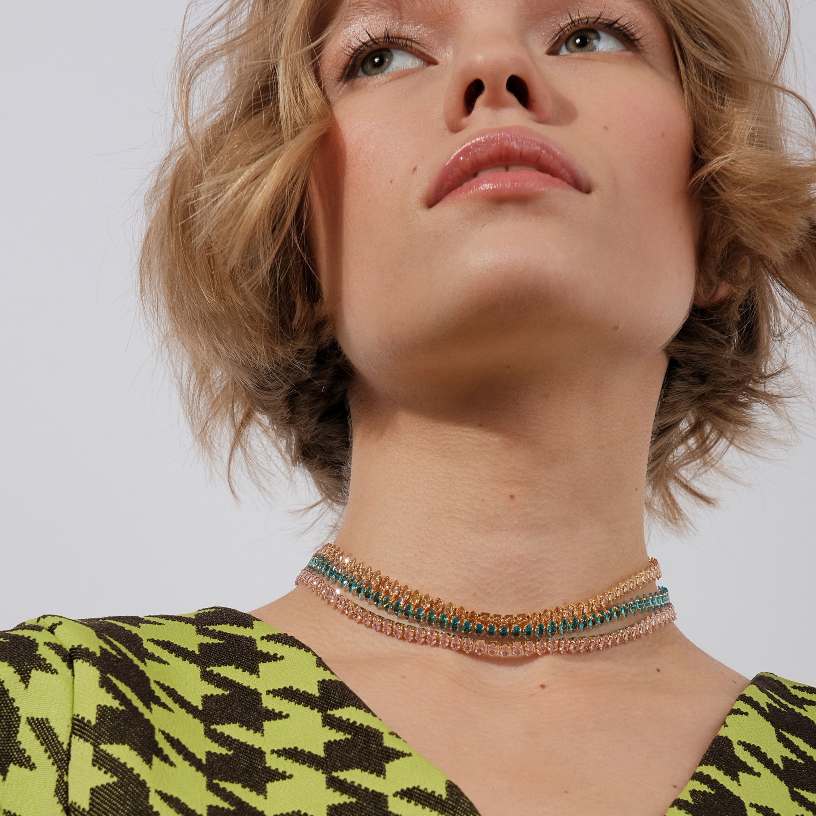 Choker necklace with blue crystals