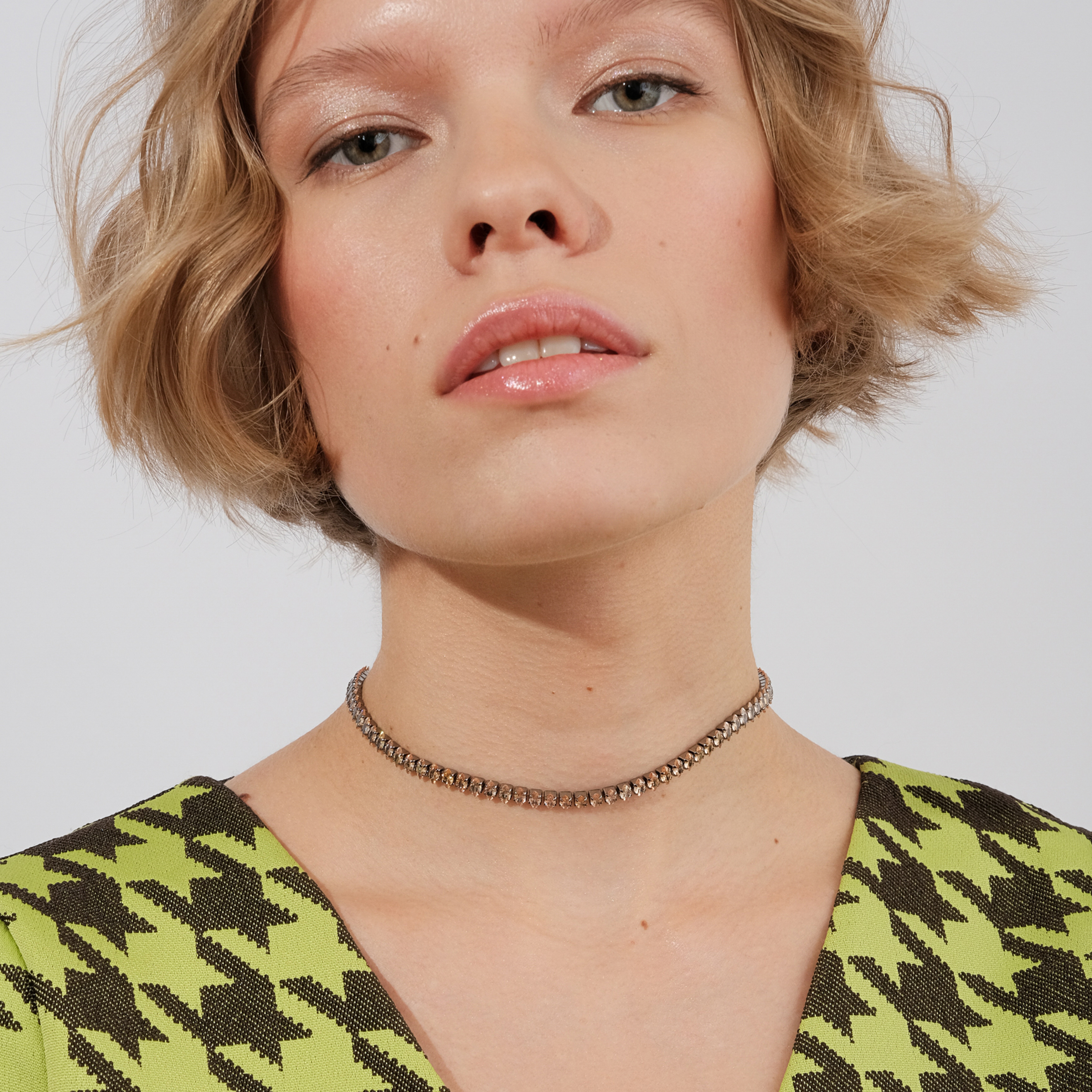 Choker necklace with caramel crystals