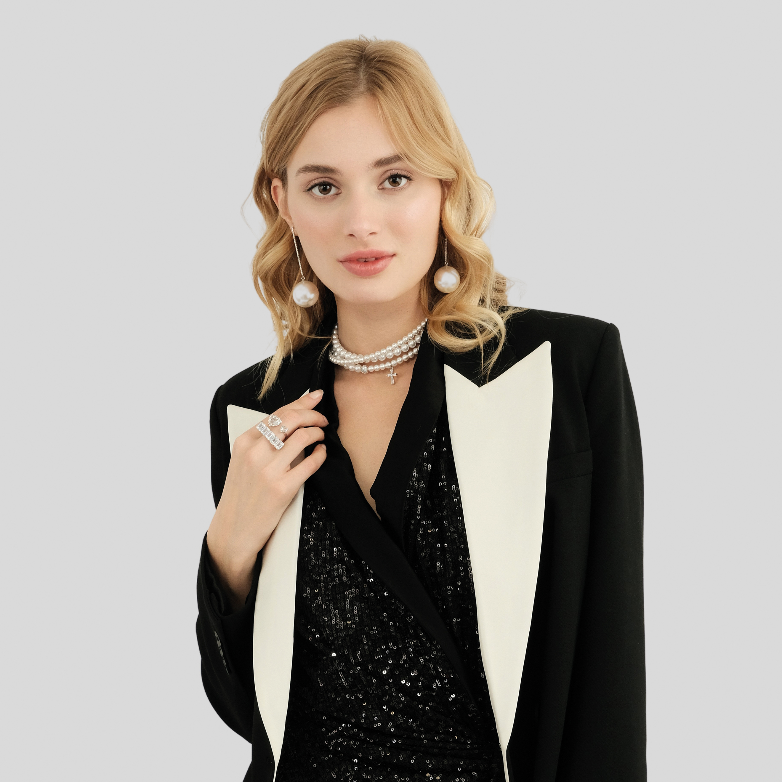 Stud earrings with large pearl beads