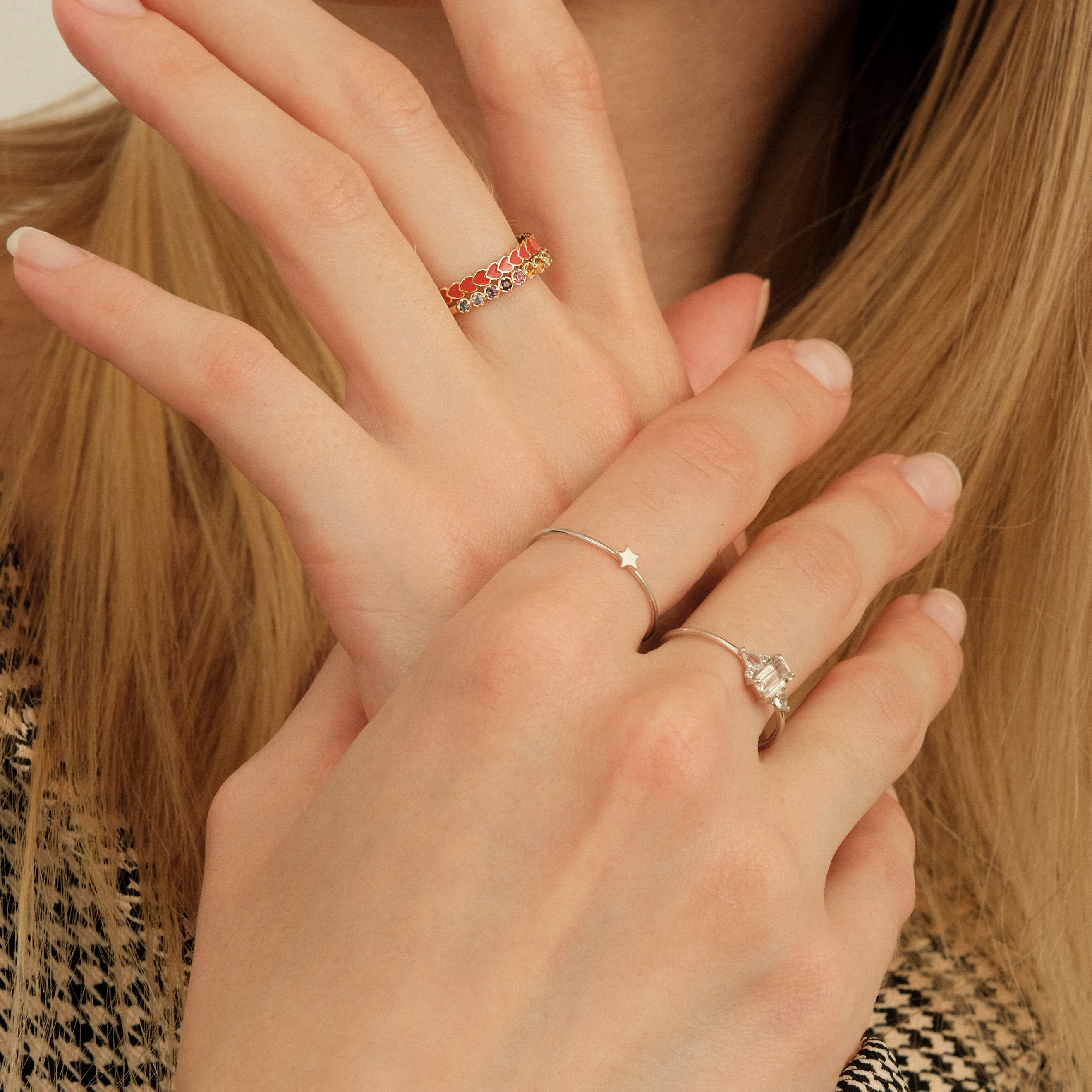 White gold ring with sapphire and morganite inserts