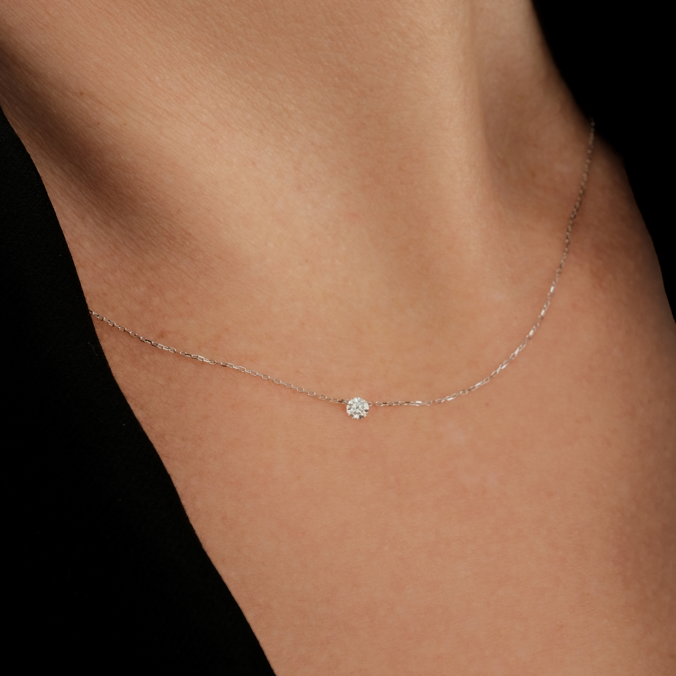 White gold necklace with diamond