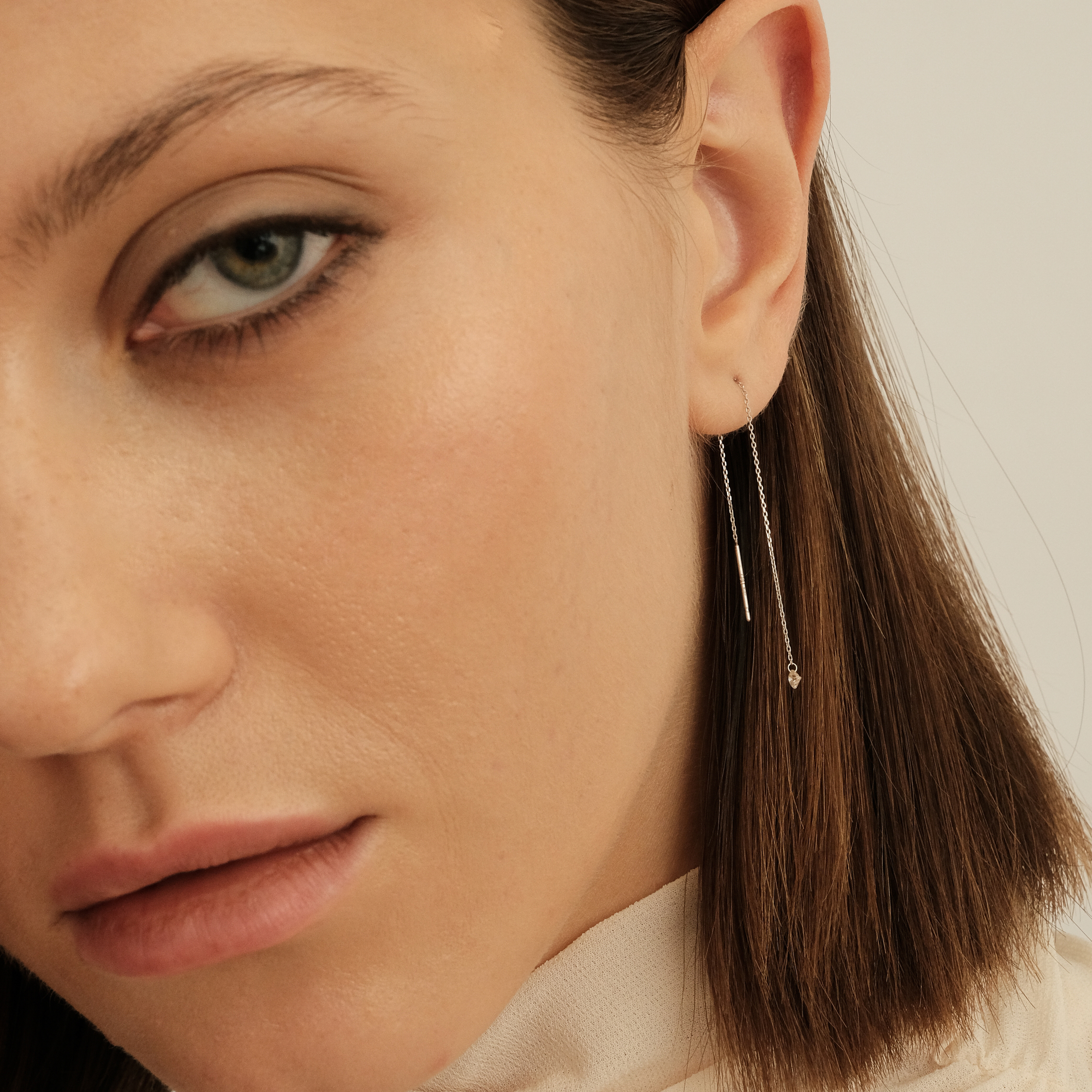 Earrings made of white gold with diamonds