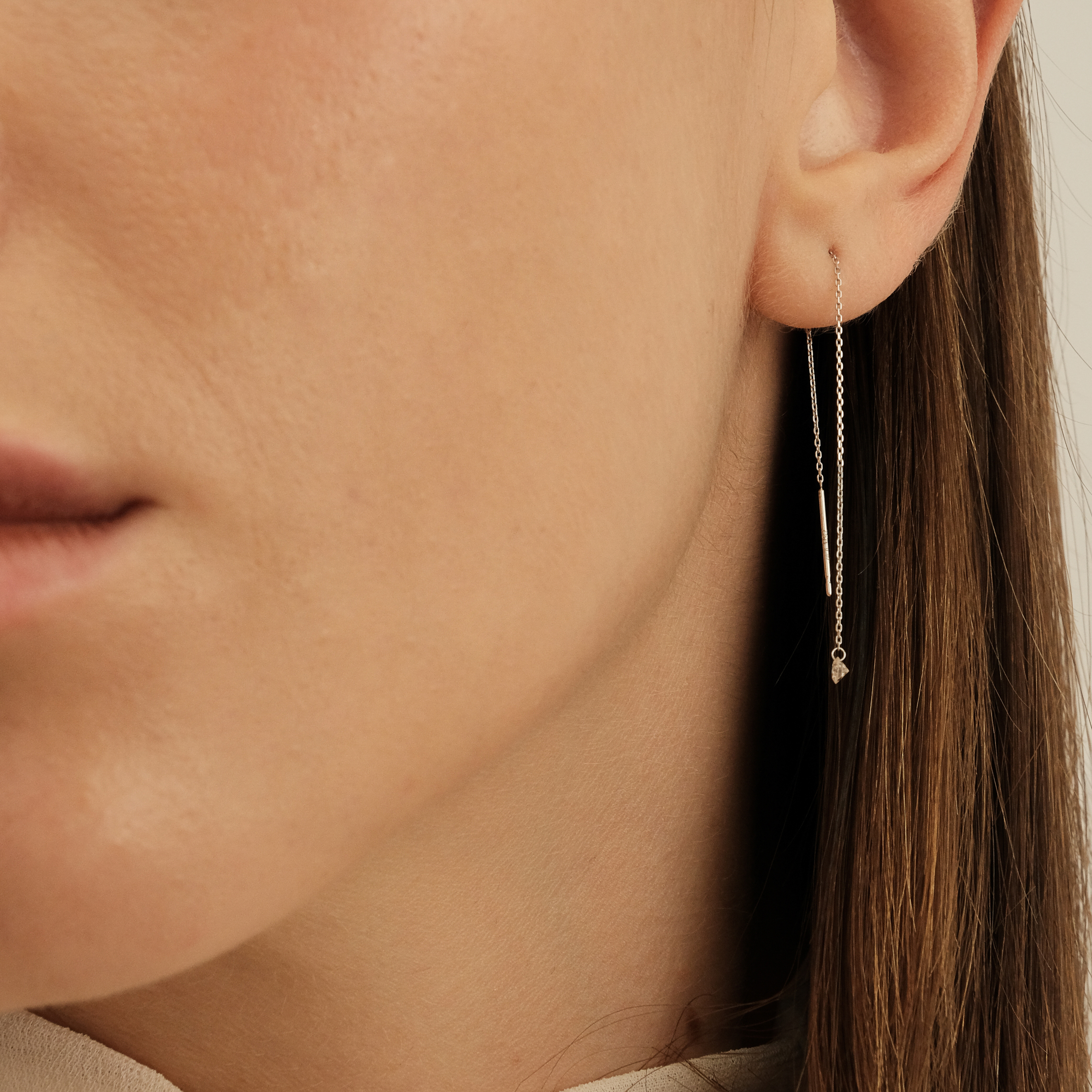 Earrings made of white gold with diamonds