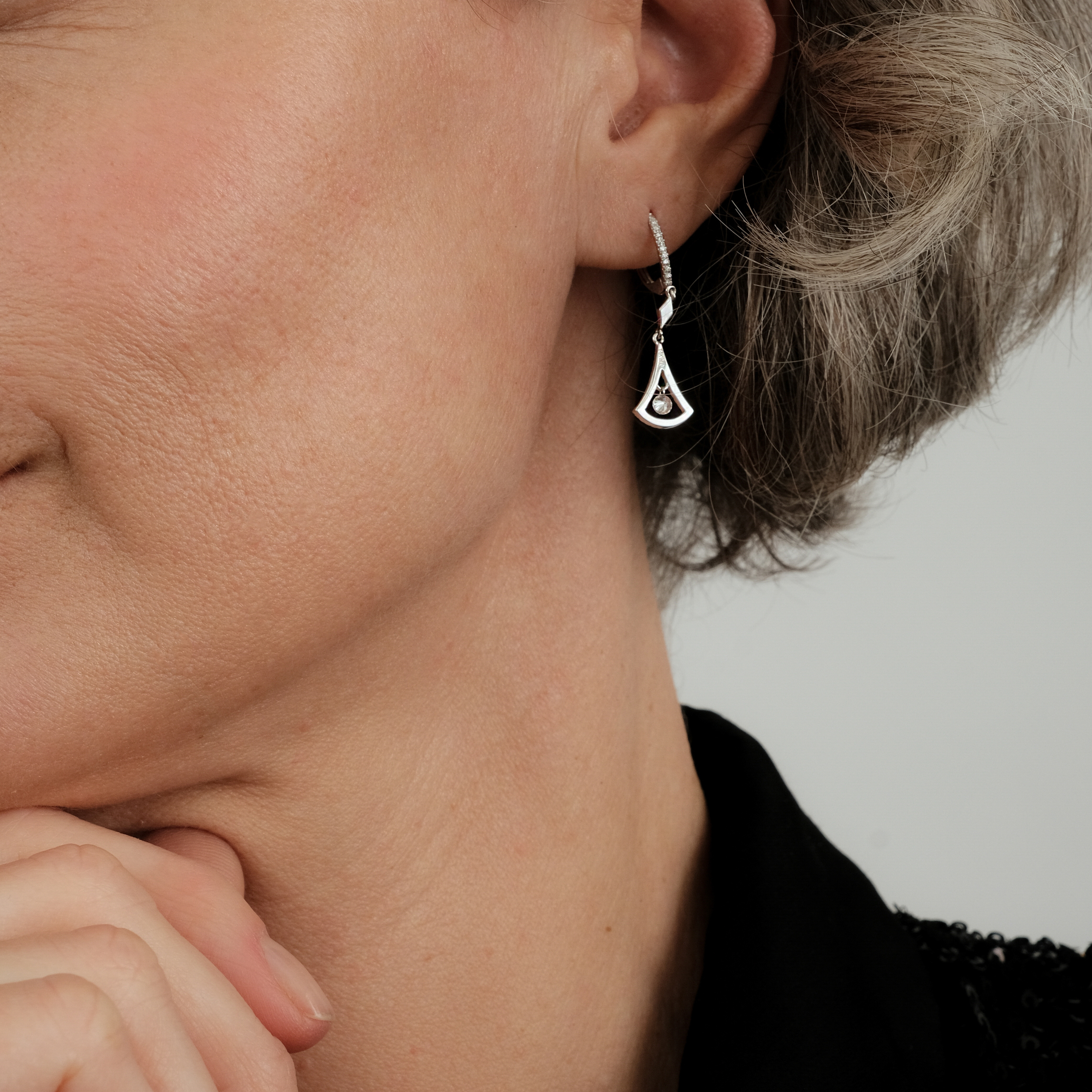 Earrings made of white gold with diamonds
