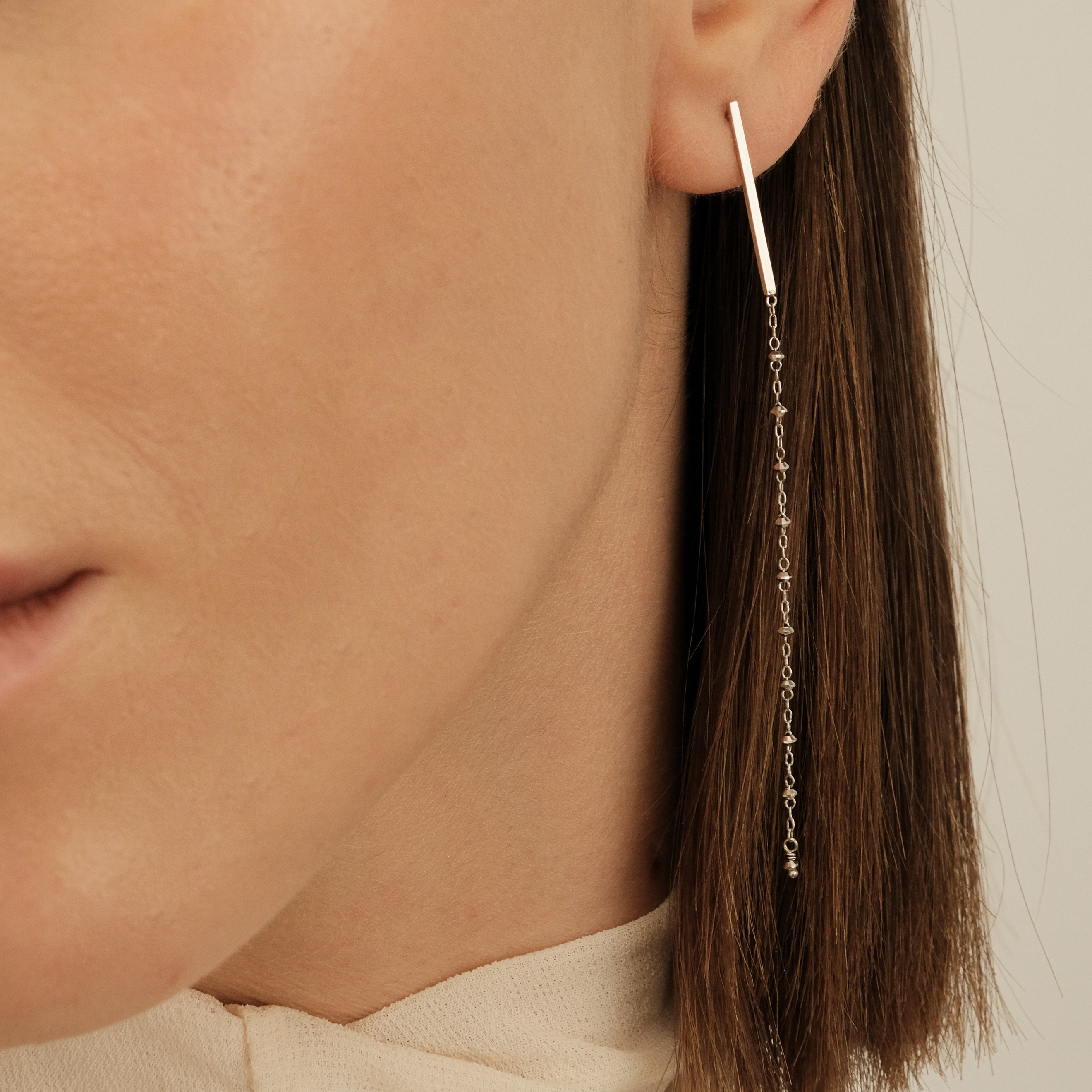 Long white gold earrings with chain