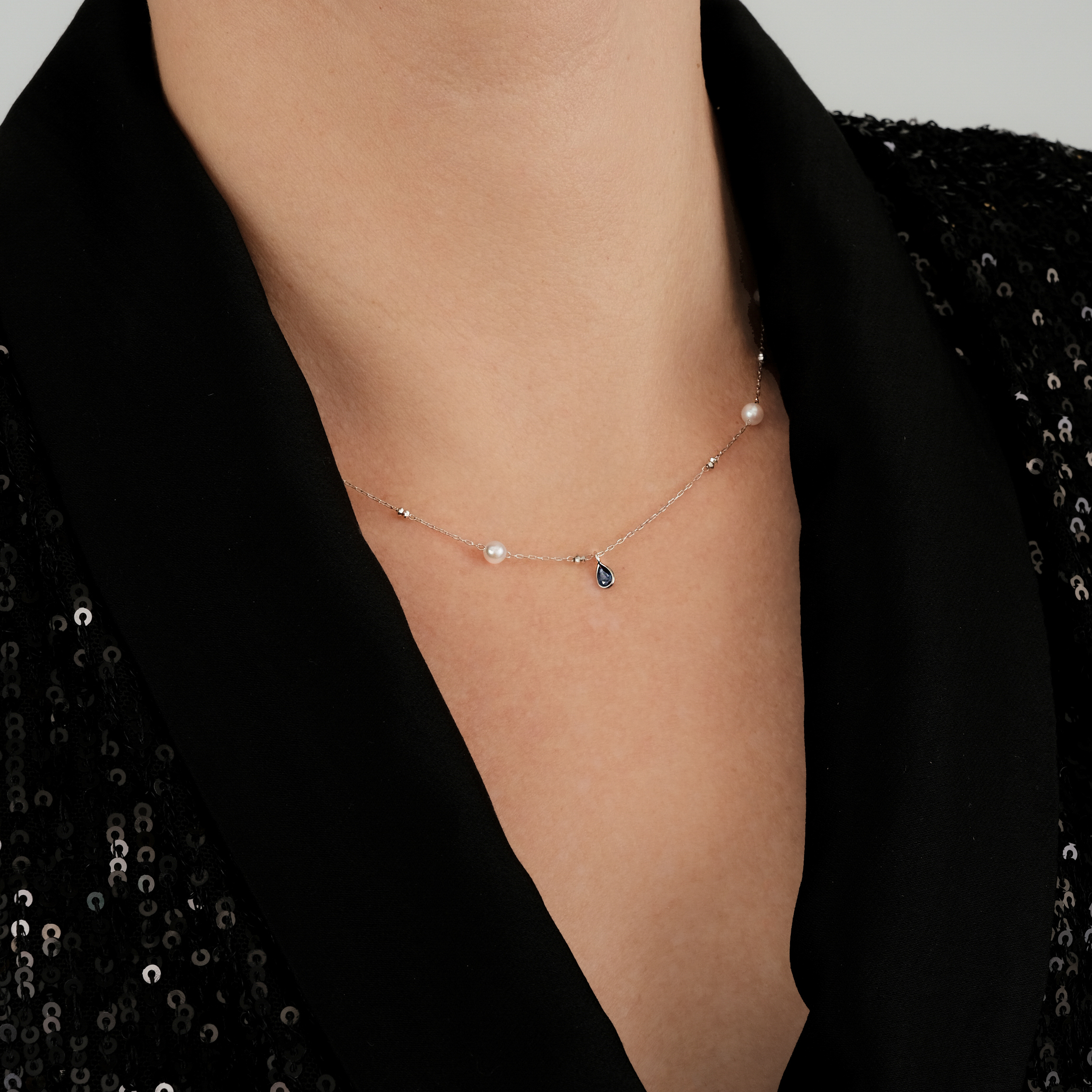 Necklace in white gold with sapphire and pearls