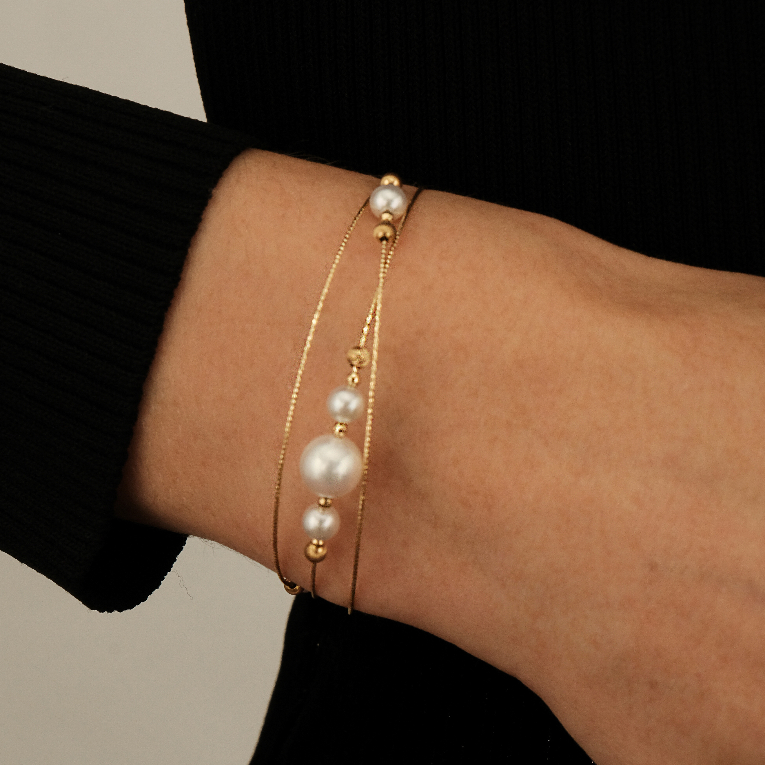 Yellow gold bracelet with pearls