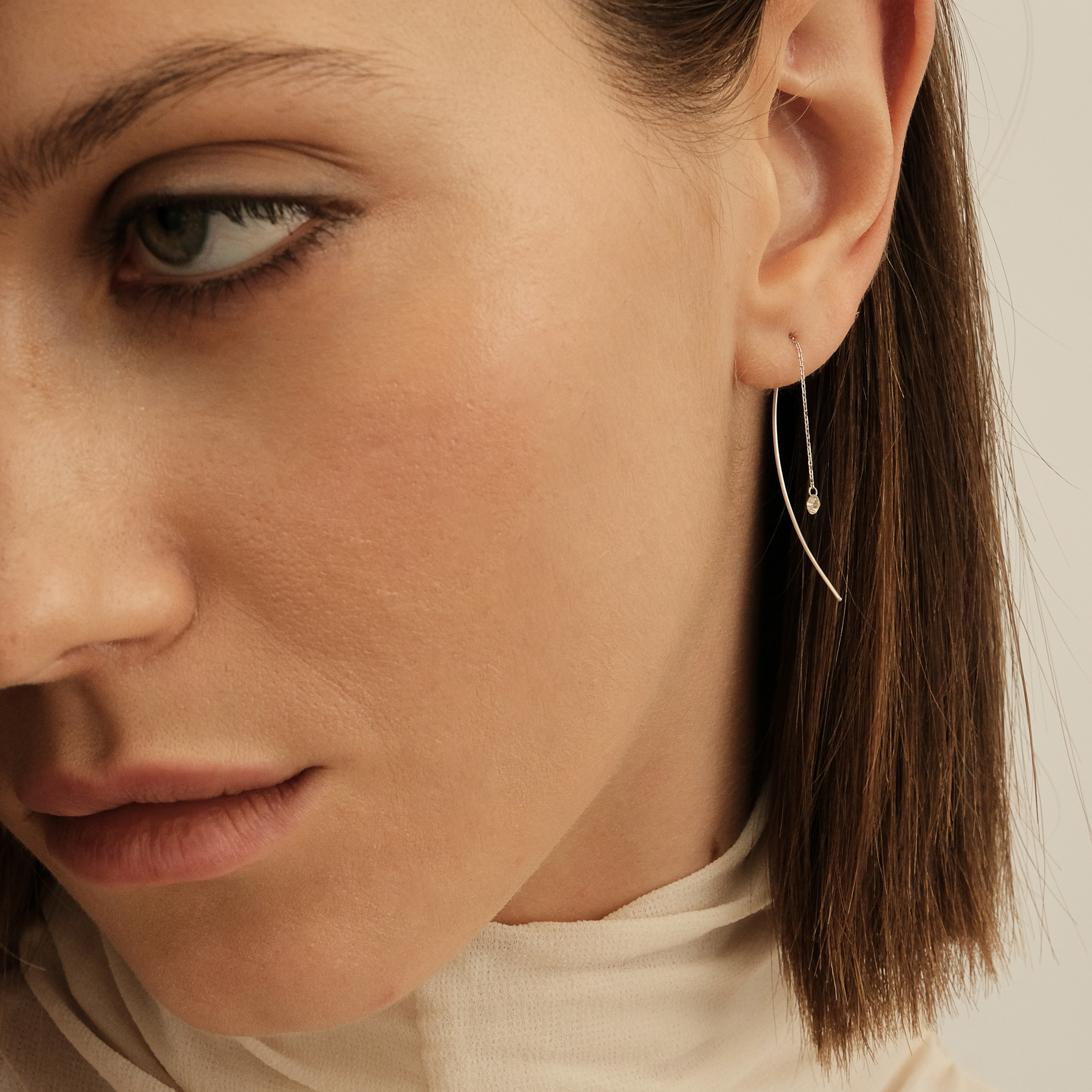Earrings made of white gold with diamonds