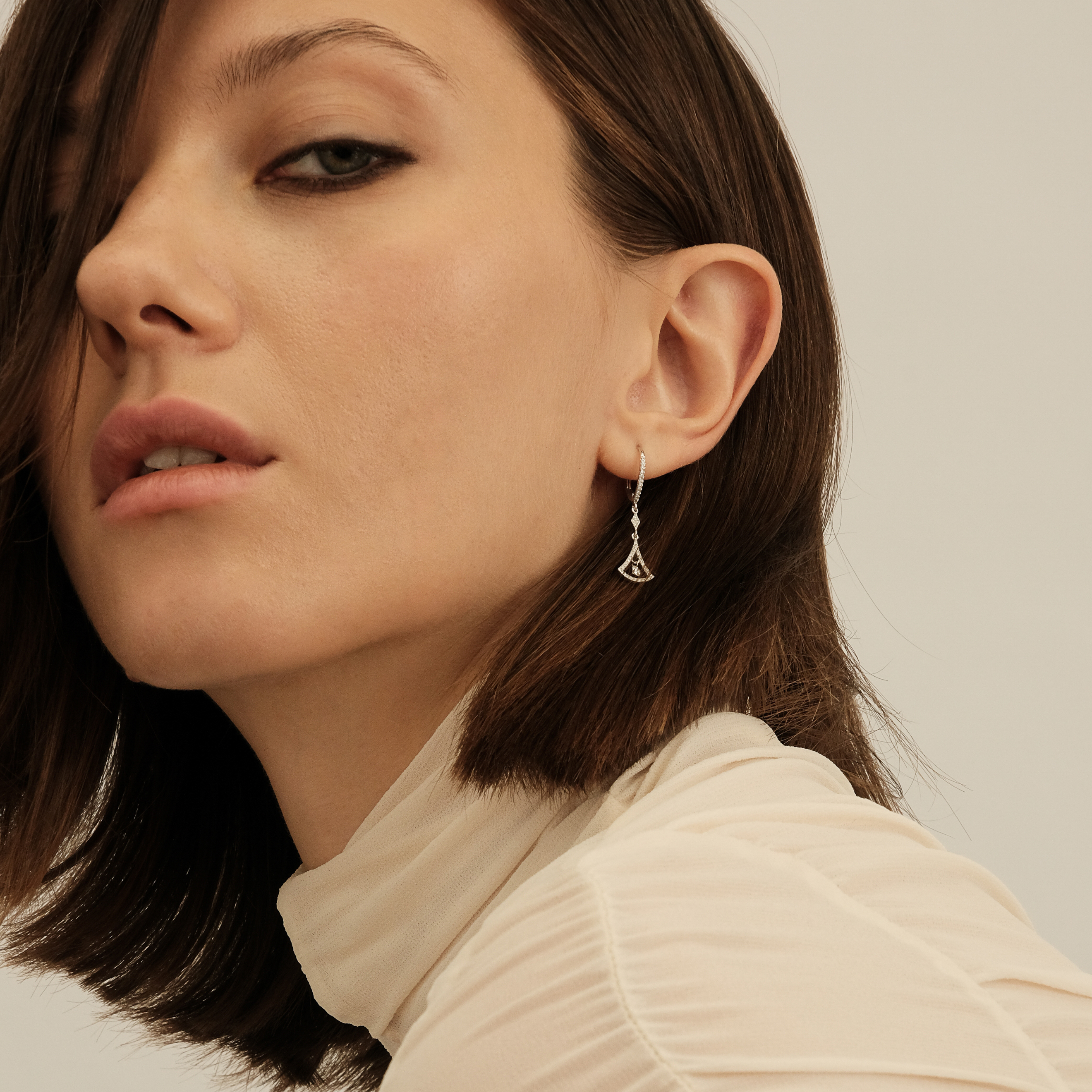 Earrings made of white gold with diamonds