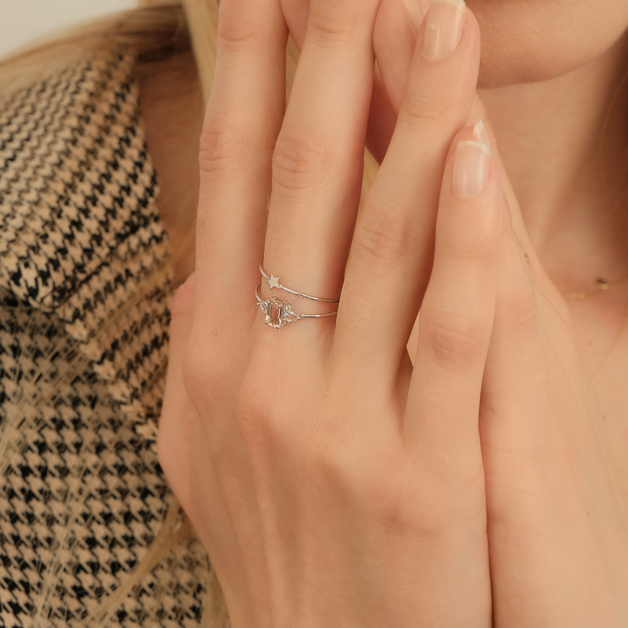 White gold ring with sapphire and morganite inserts