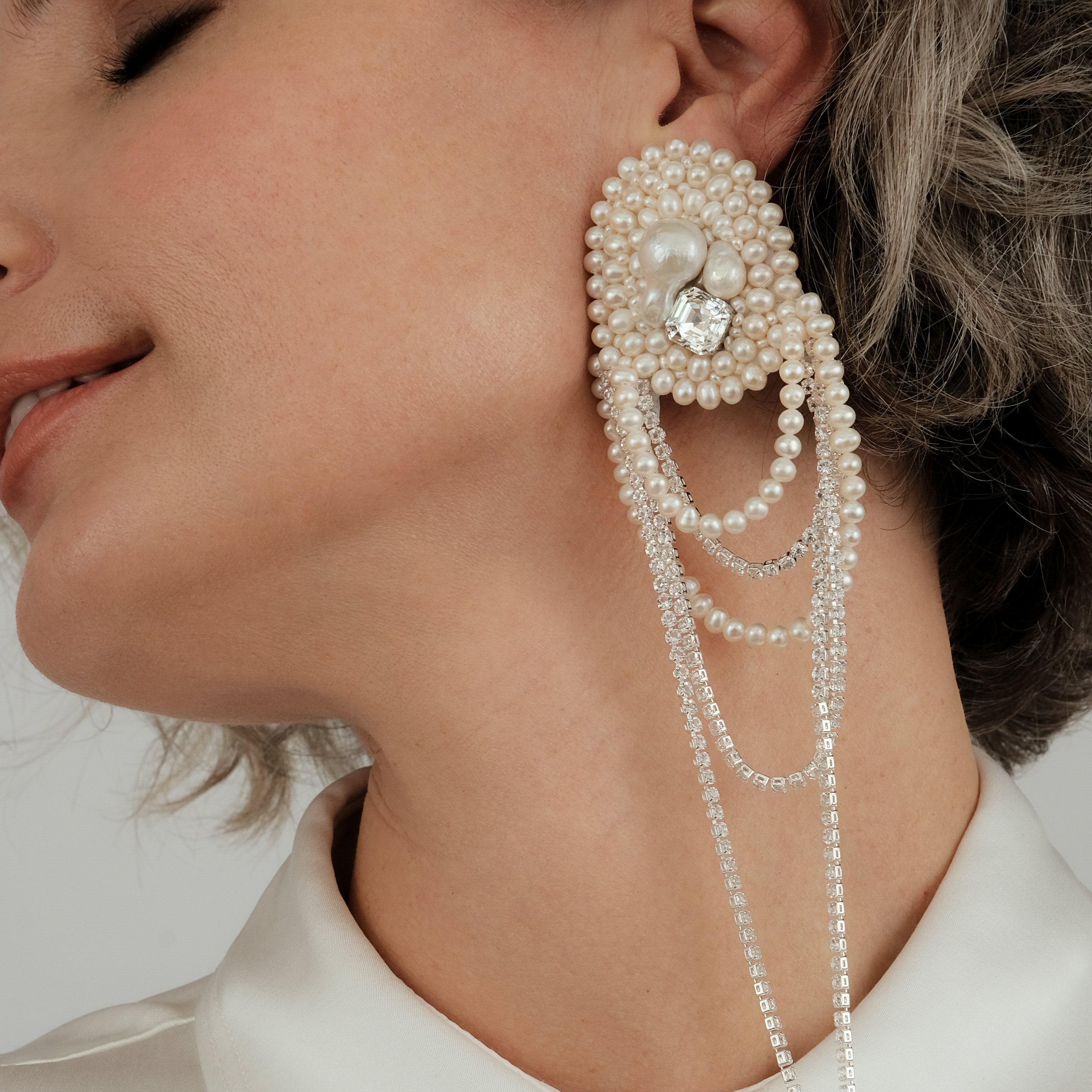 Моноклипса из жемчуга и кристаллов Swarovski