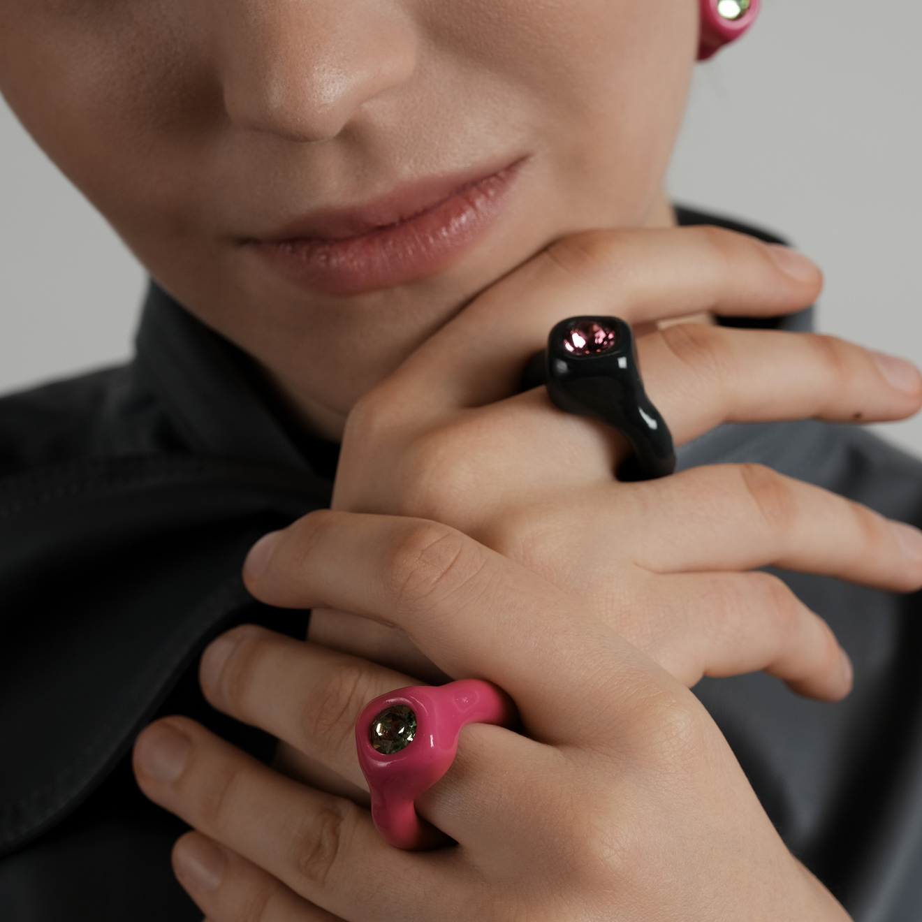de.formee Черное кольцо с розовым кристаллом цена и фото