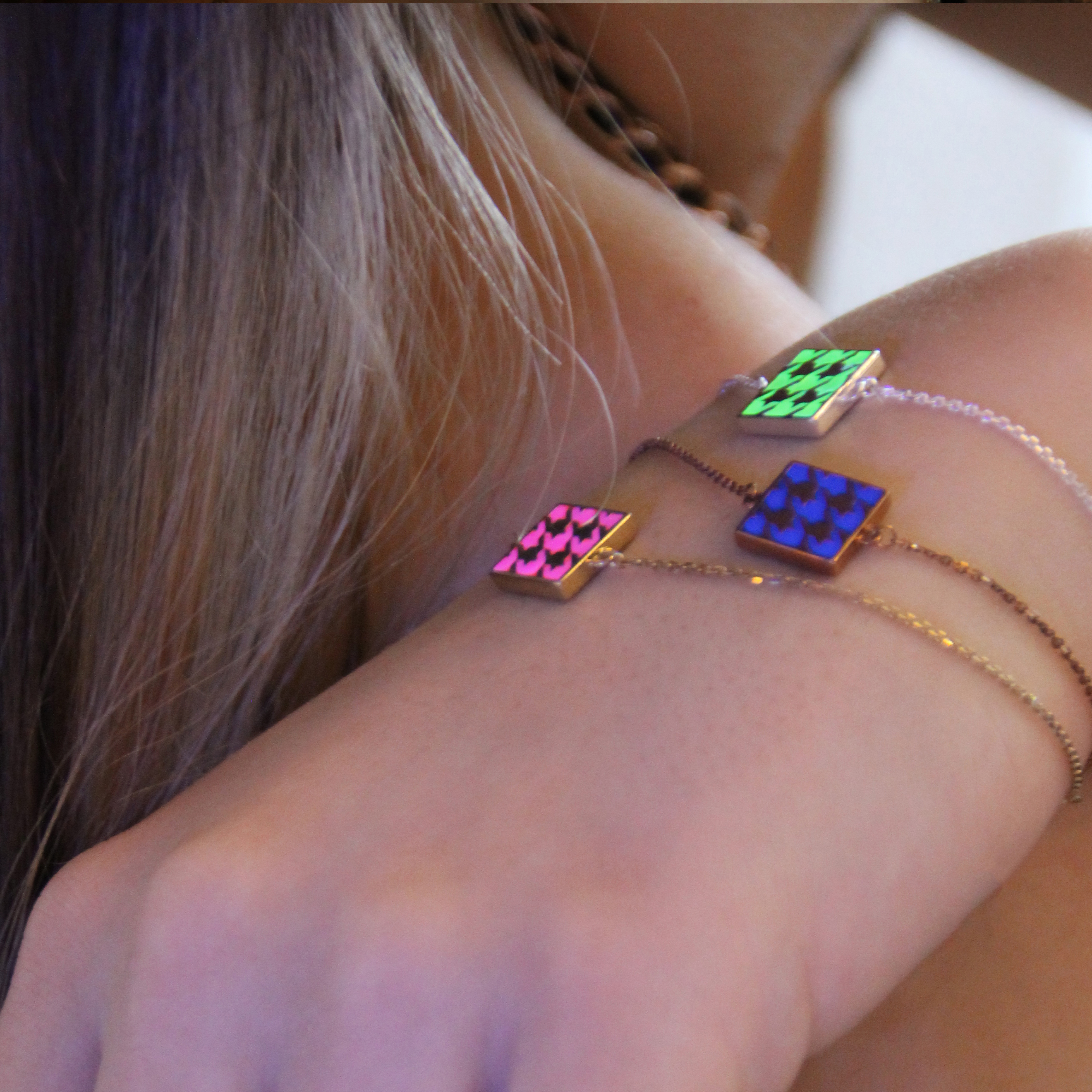 Rose gold plated double-sided silver bracelet with a "crow's foot" pattern made of fluorescent