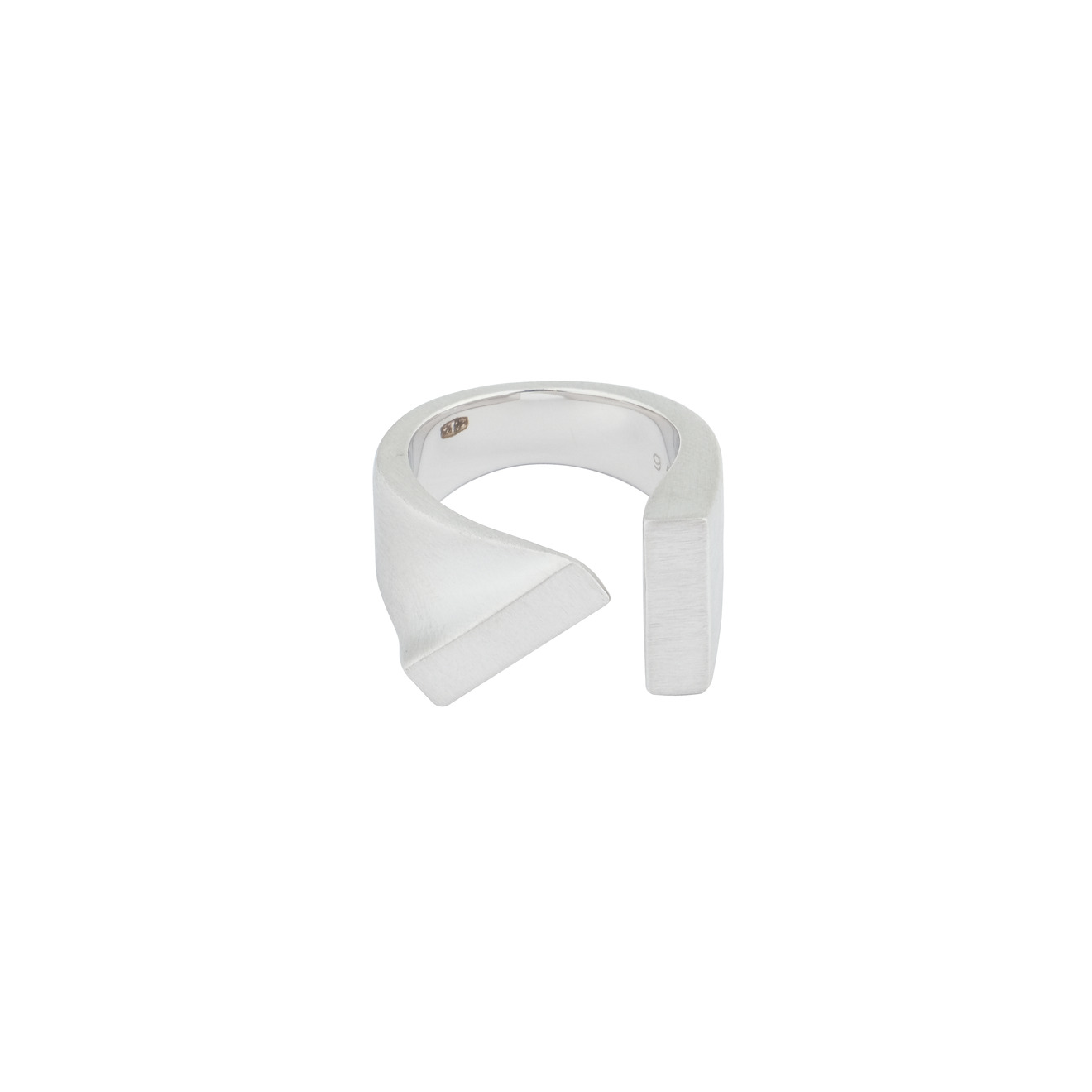 цена Tom Wood Асимметричное кольцо незамкнутой формы Tilt Ring из серебра