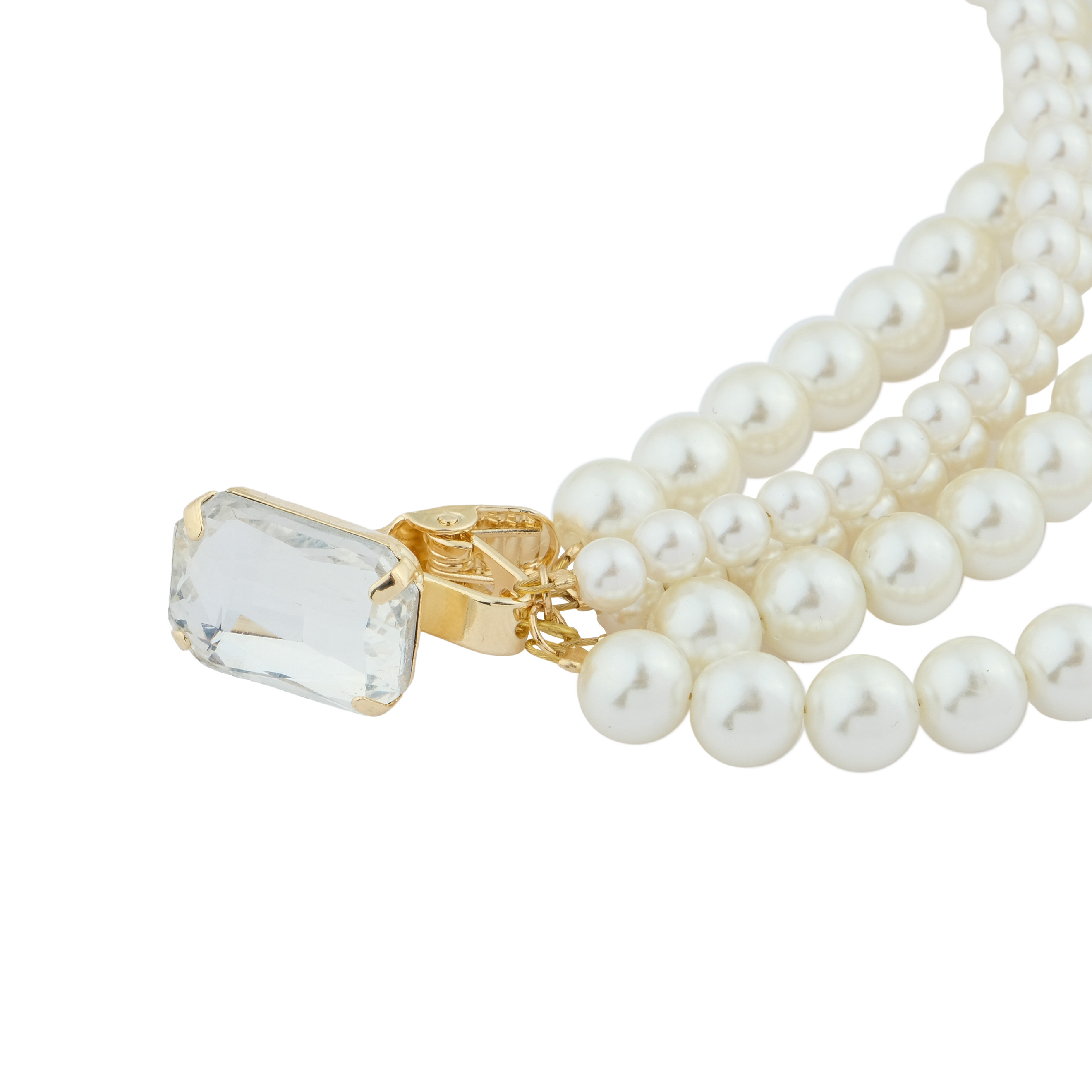Brooch with artificial pearls and crystals