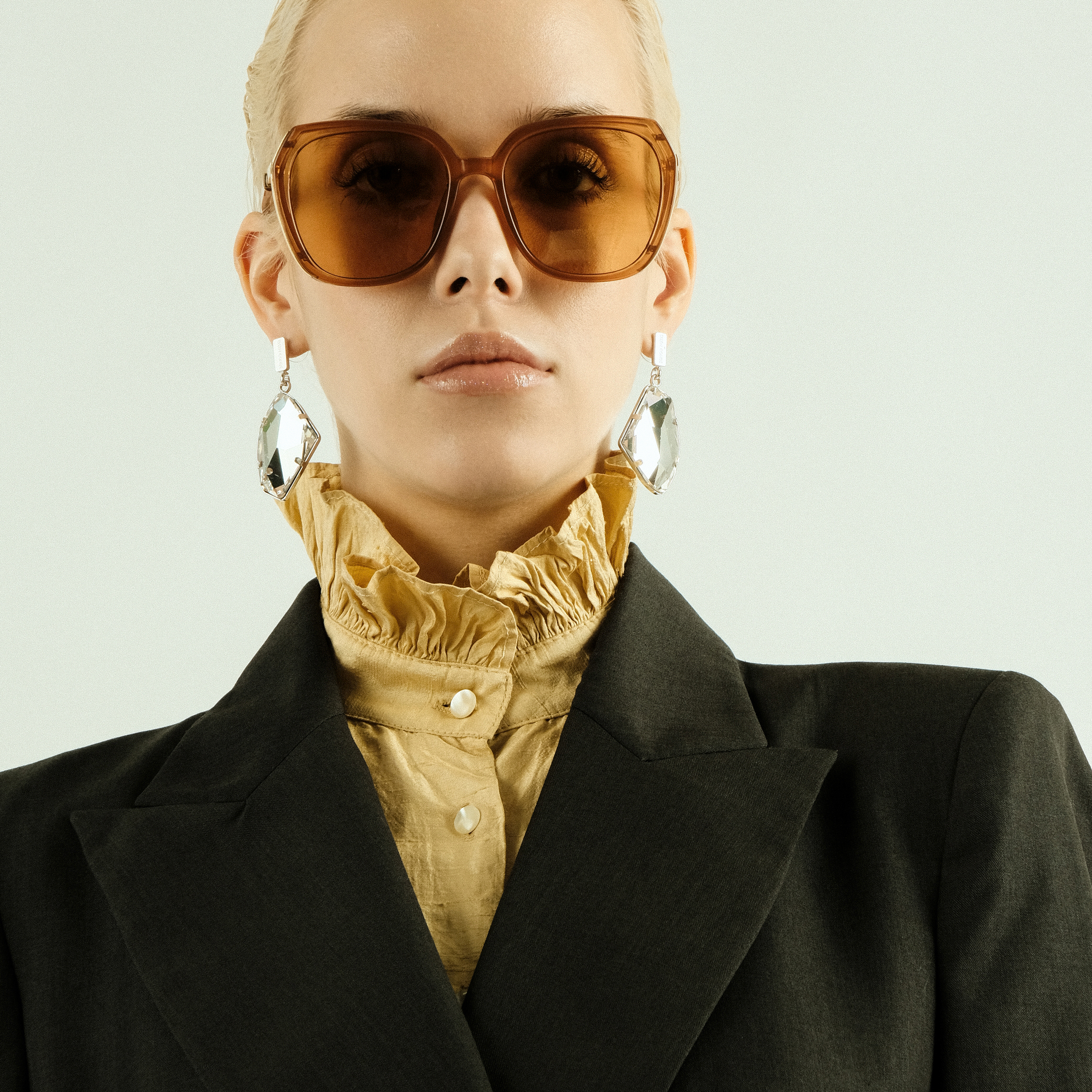 Серебристые асимметричные серьги с крупными кристаллами Сваровски