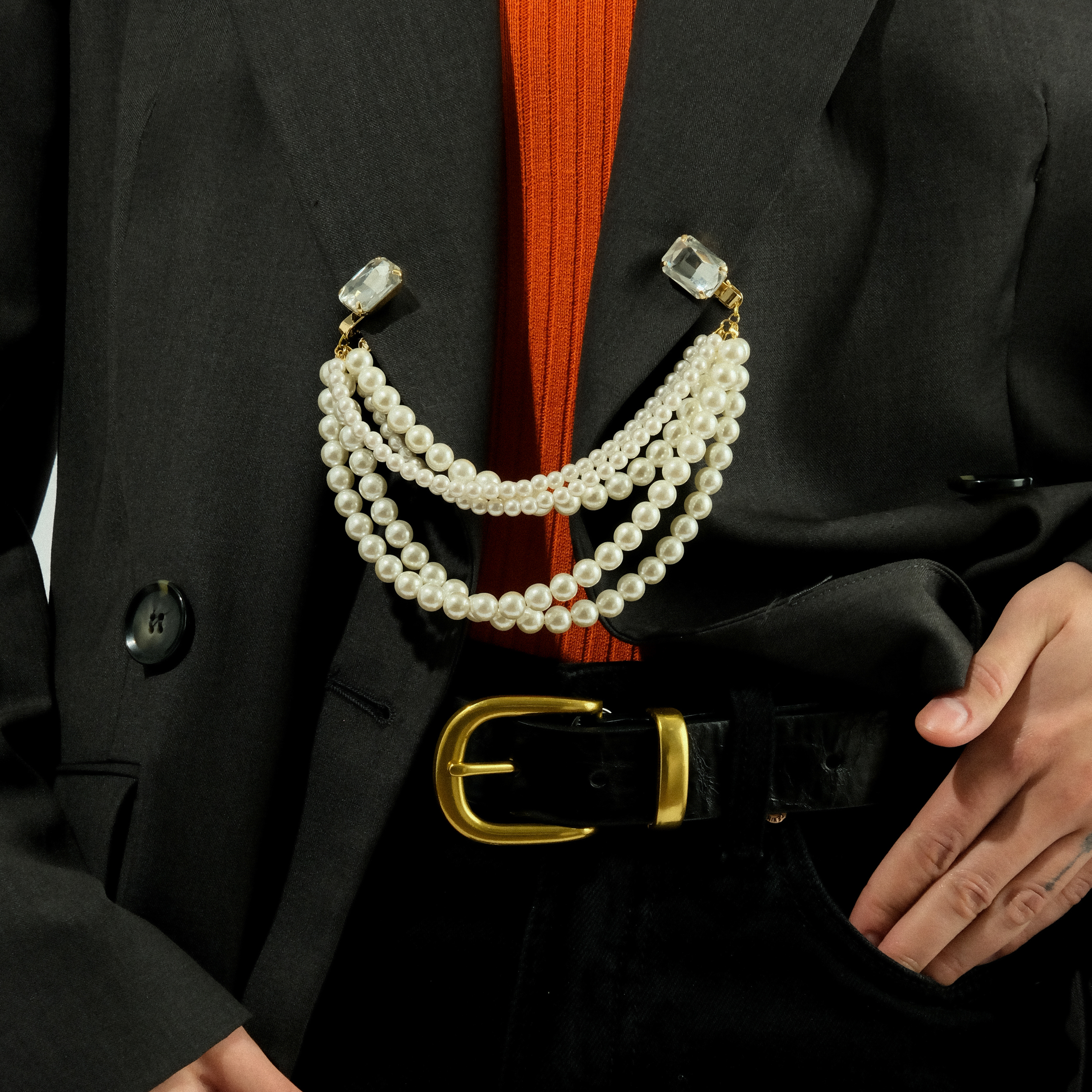 Brooch with artificial pearls and crystals