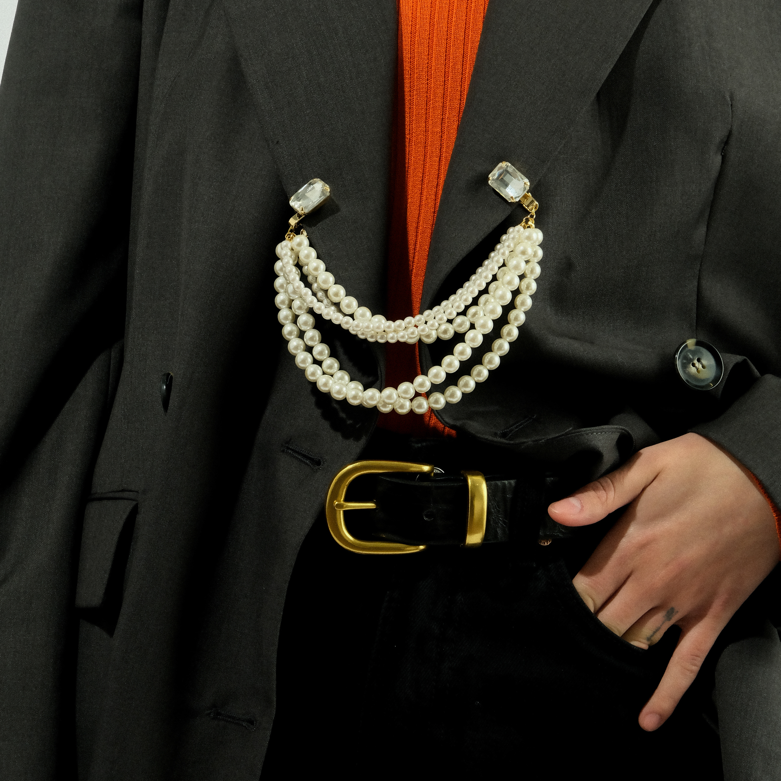 Brooch with artificial pearls and crystals