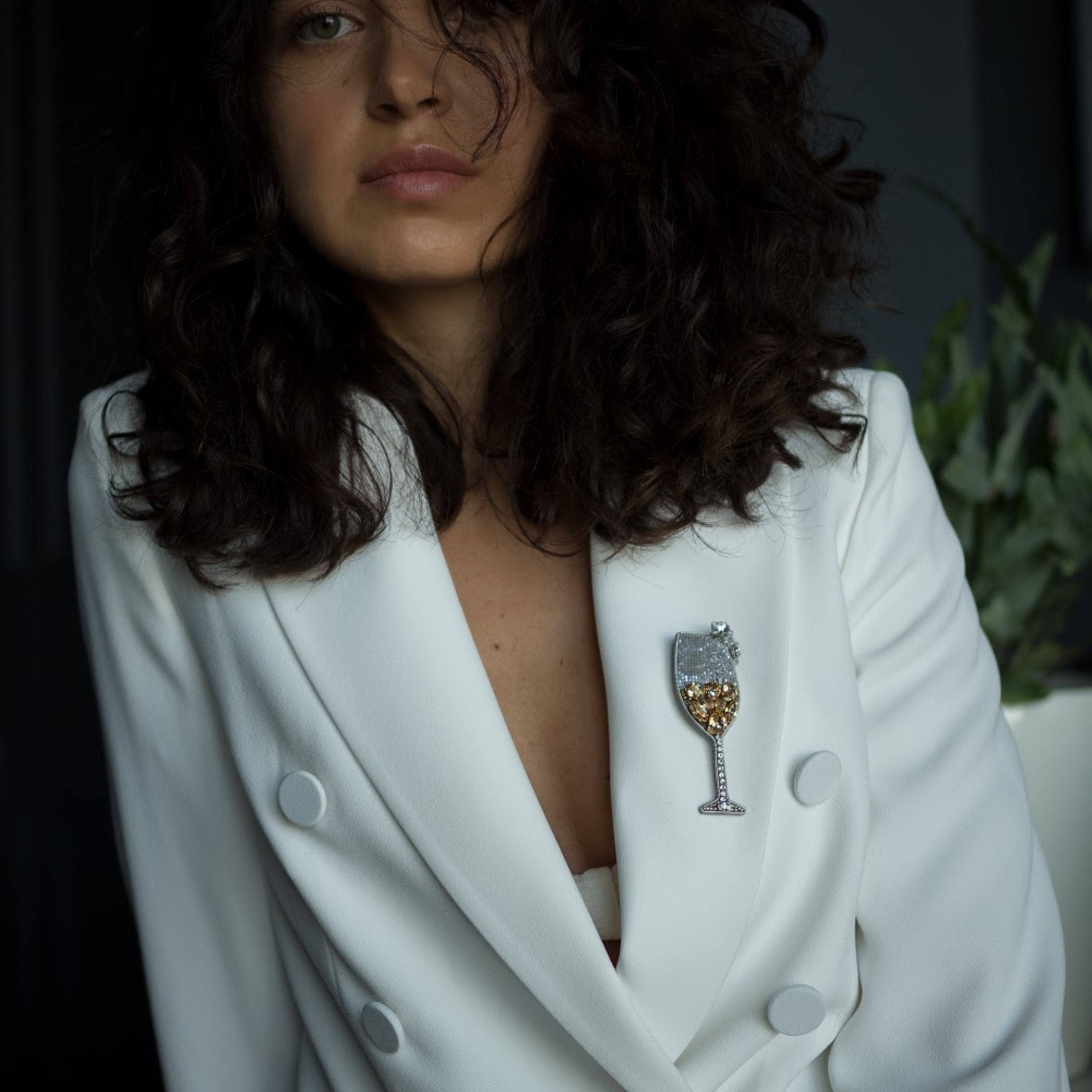 Брошь в виде шампанского, расшитая кристаллами Champagne