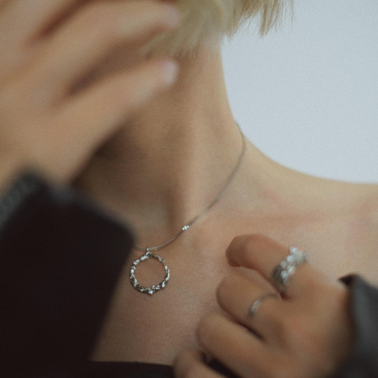 nastya maximova безразмерное кольцо из серебра с фианитами Nastya Maximova Круглое колье из серебра с фианитами