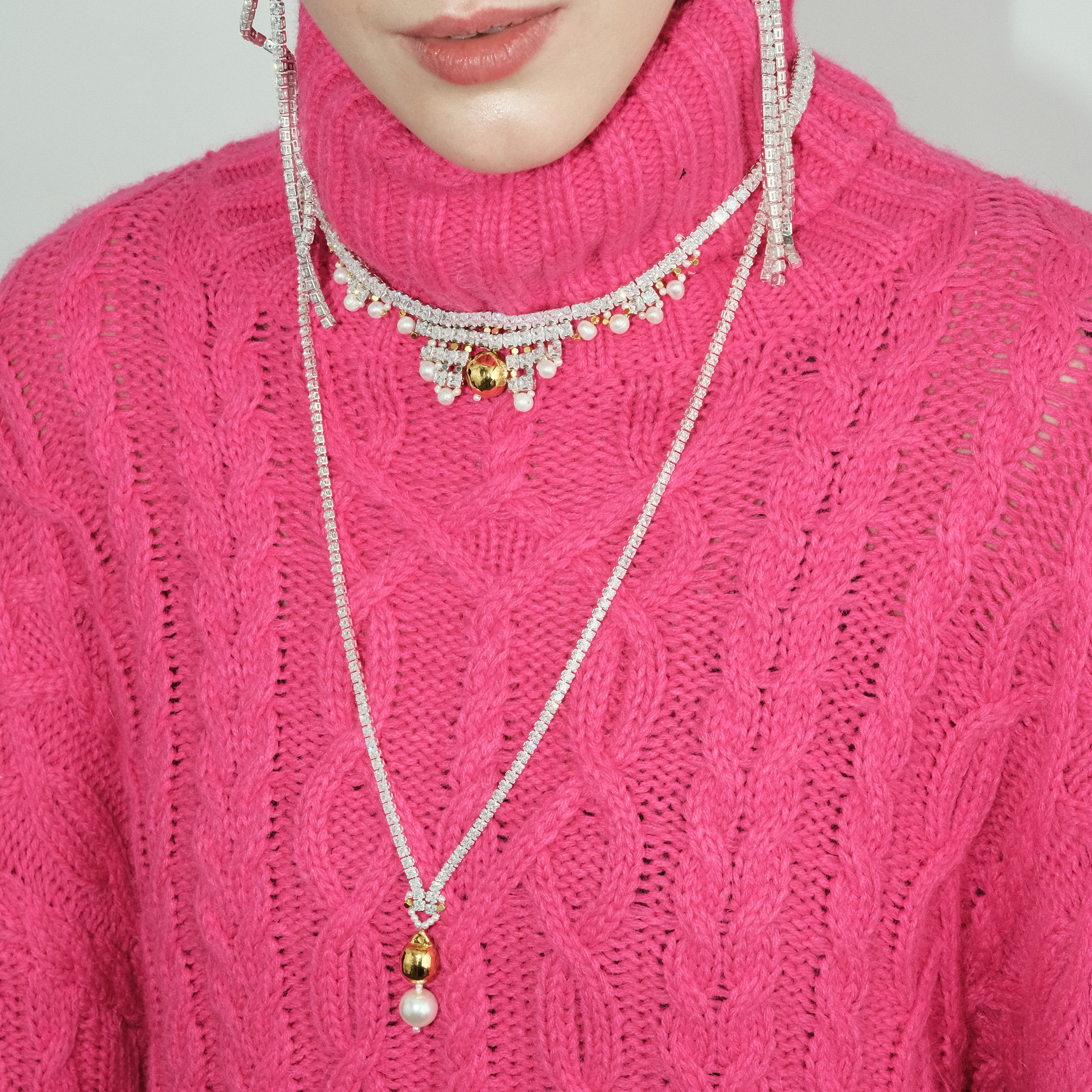 Necklace with crystals, gold element and zhechug