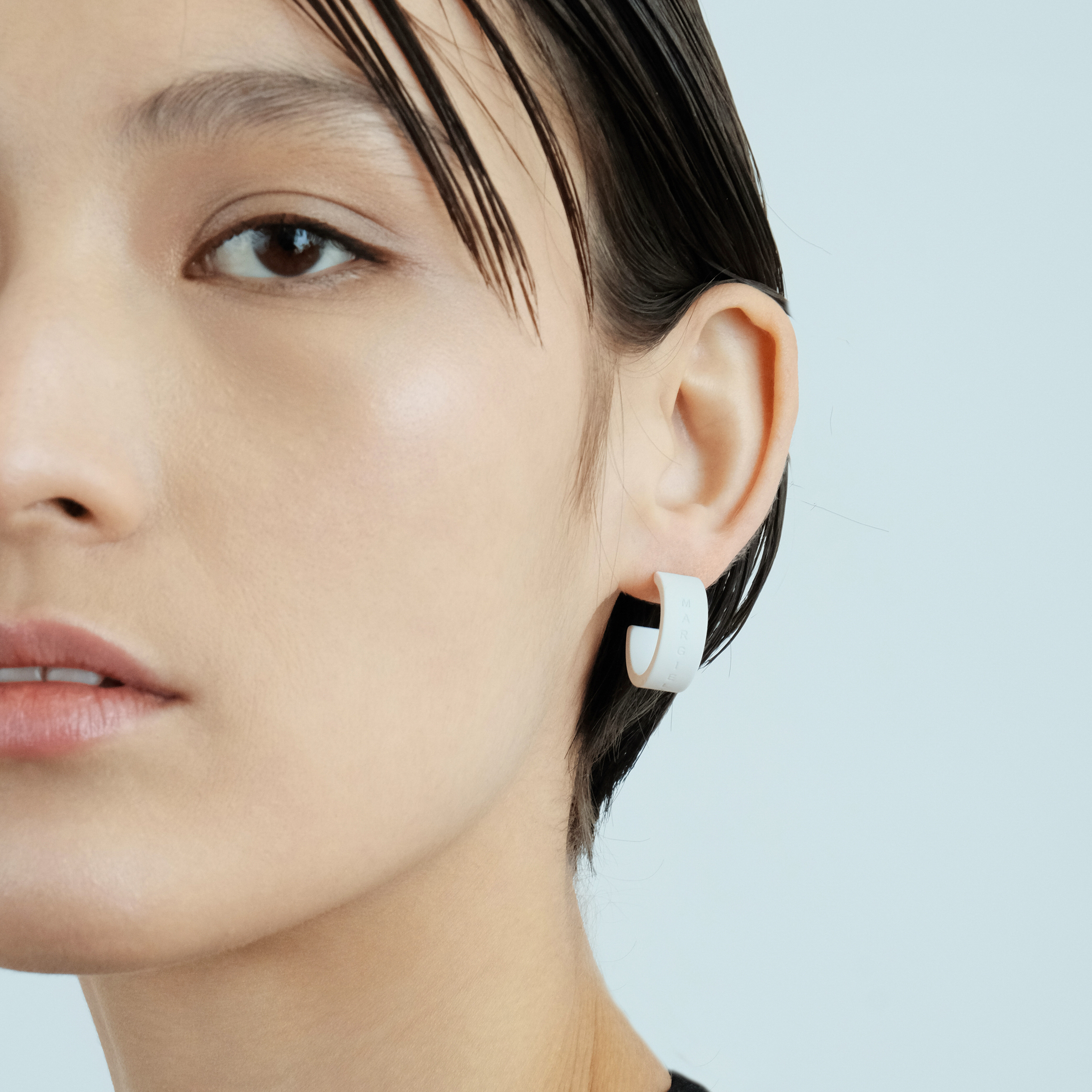 Незамкнутые серьги белые с надписью Maison Margiela
