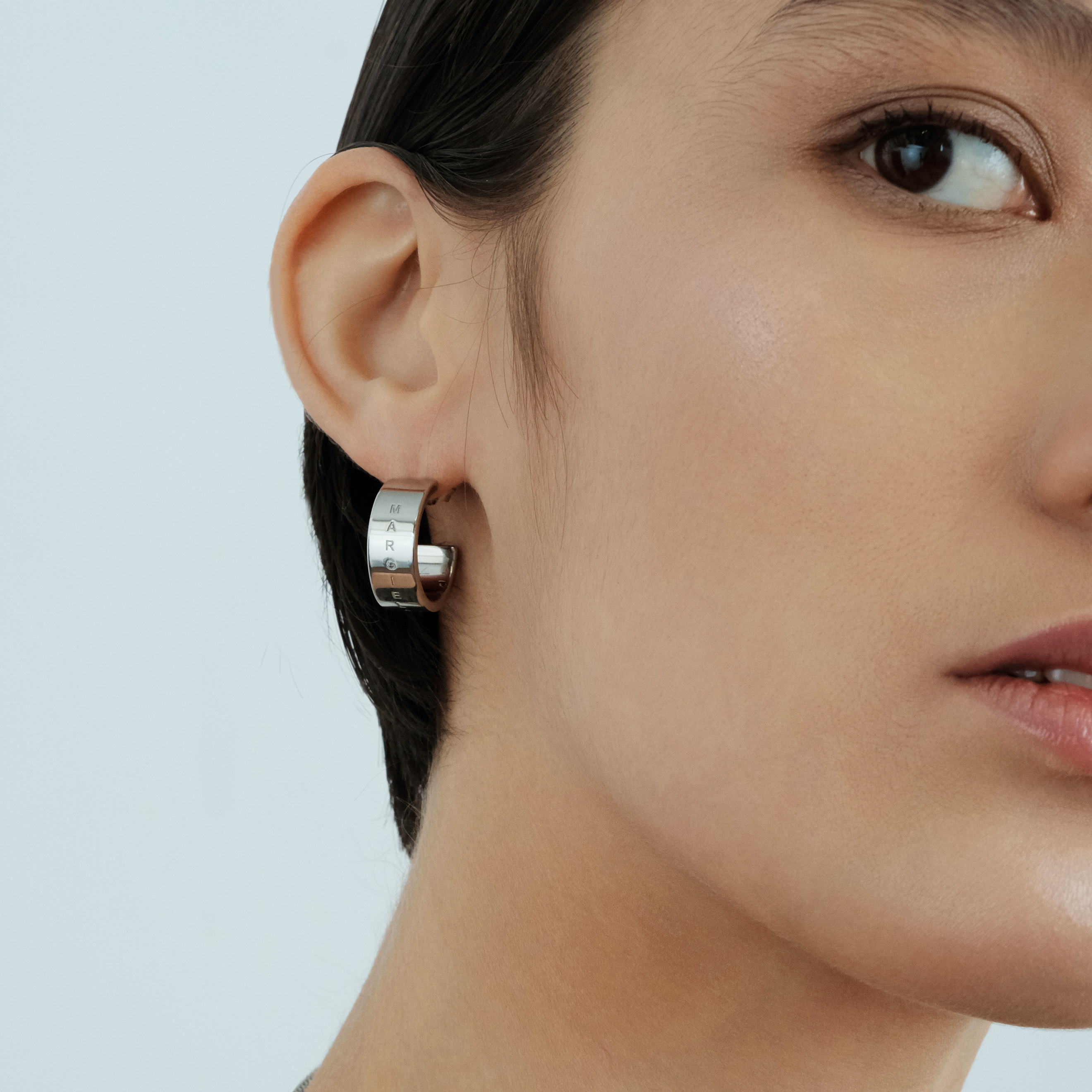 Серебристые овальные серьги с надписью Maison Margiela