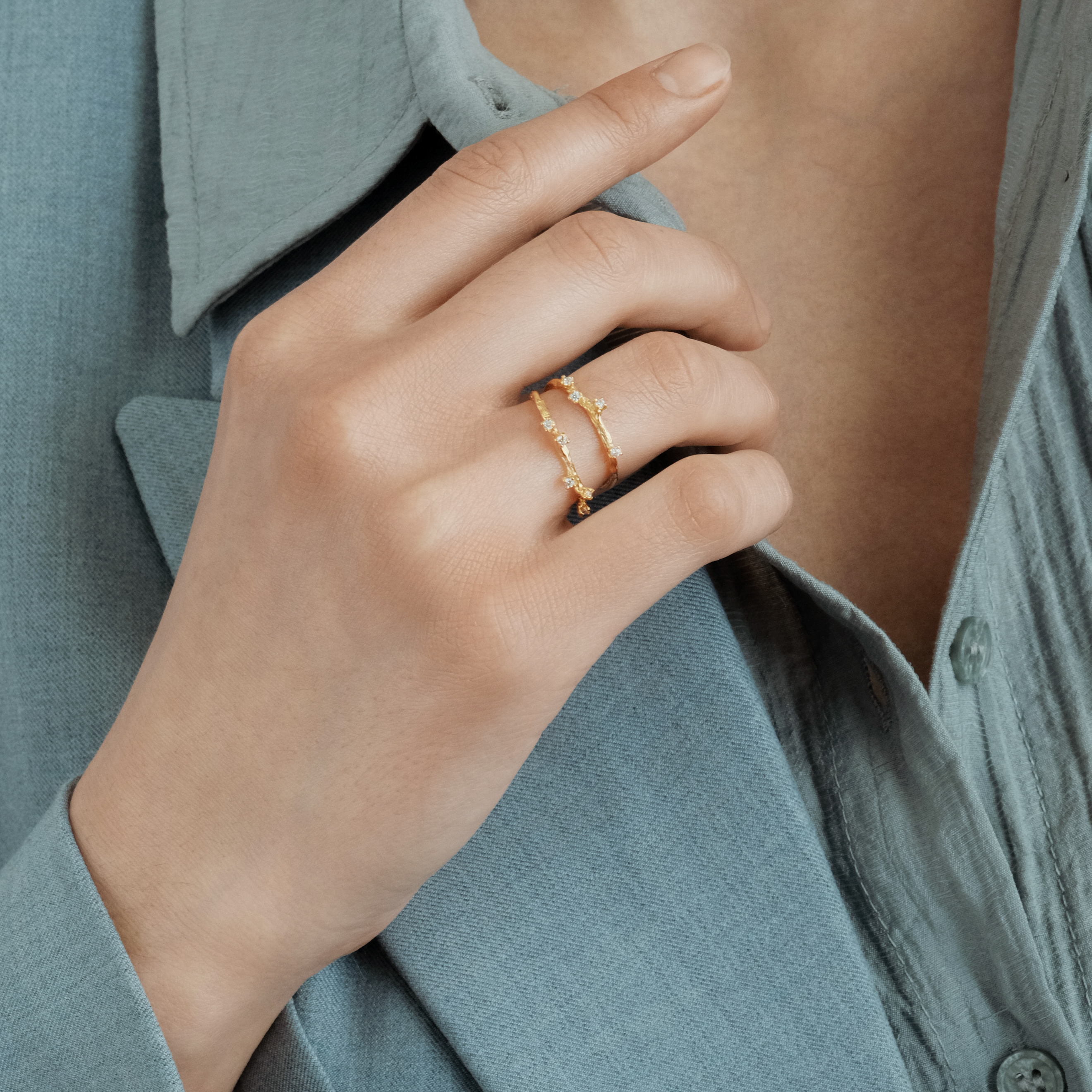 Thin ring with 4 crystals
