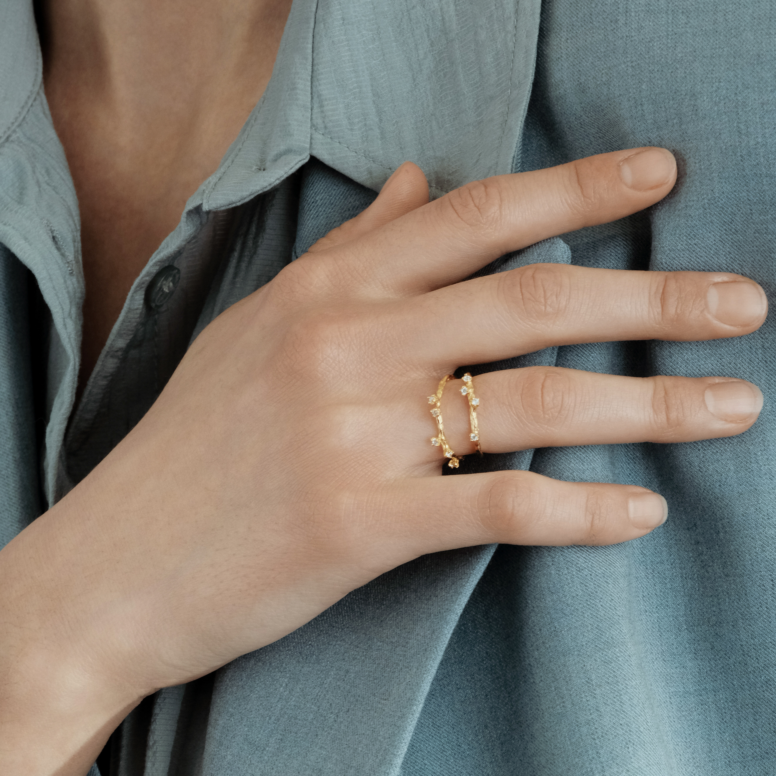 Thin ring with 4 crystals