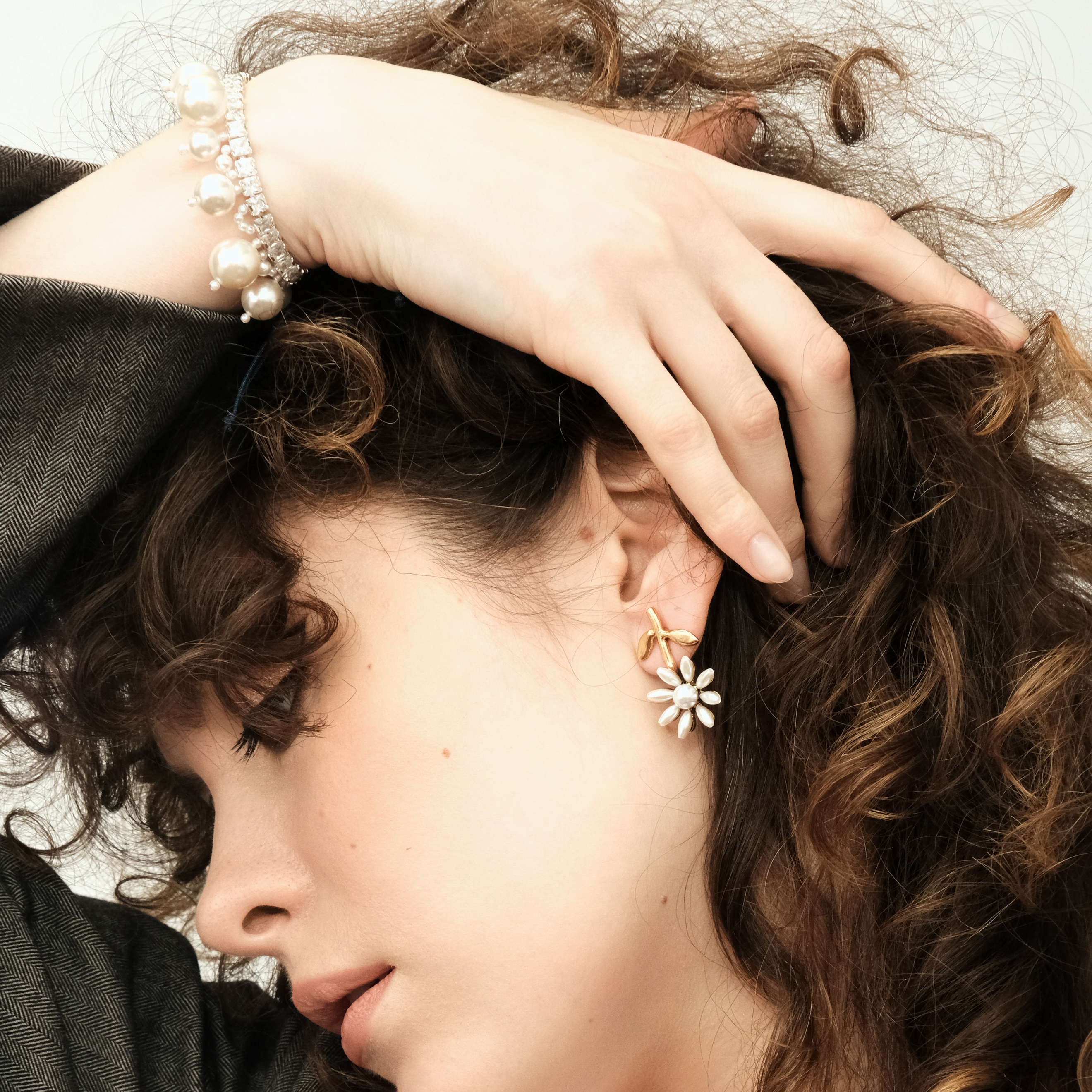 Bracelet with crystals and pearls on a rope