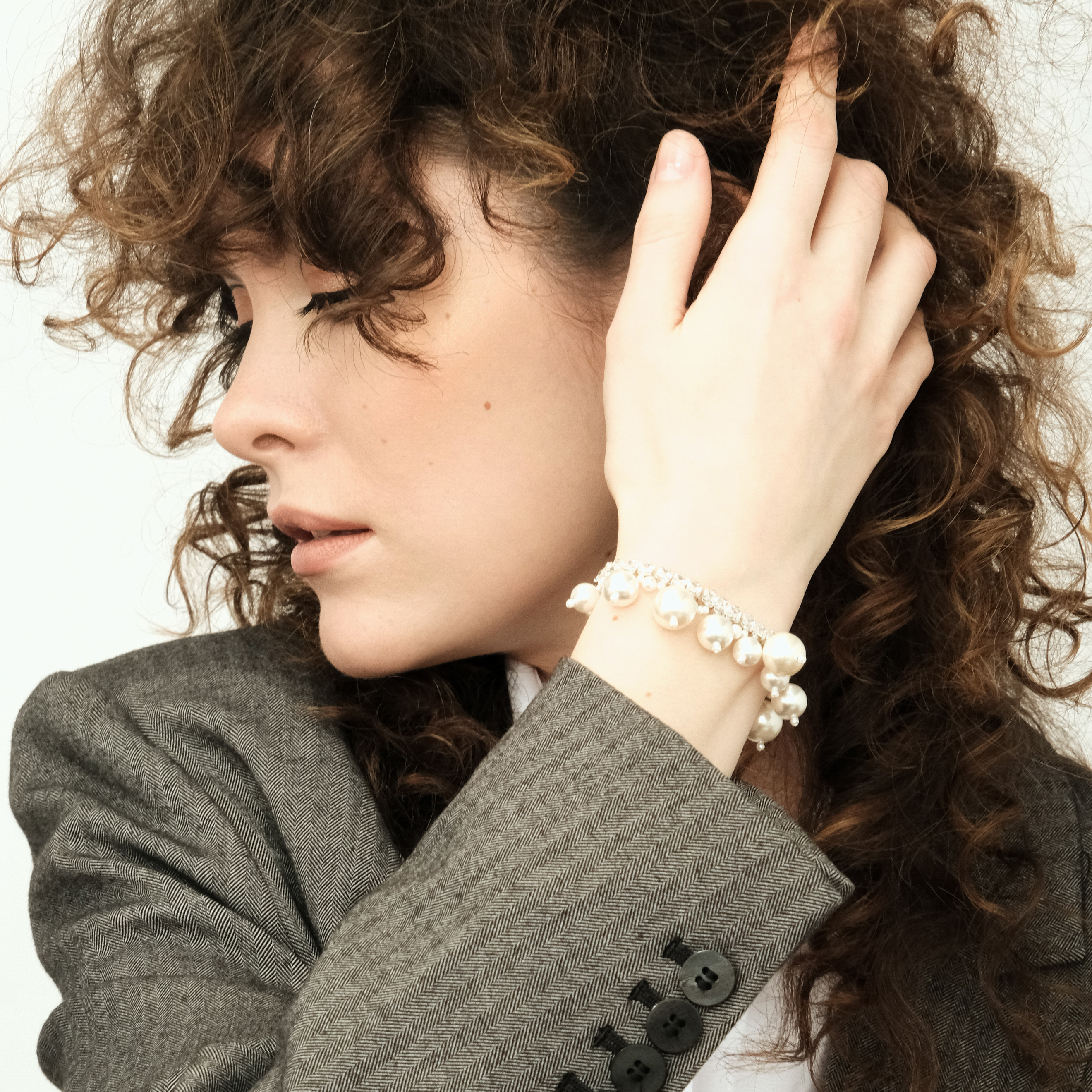 Bracelet with crystals and pearls on a rope