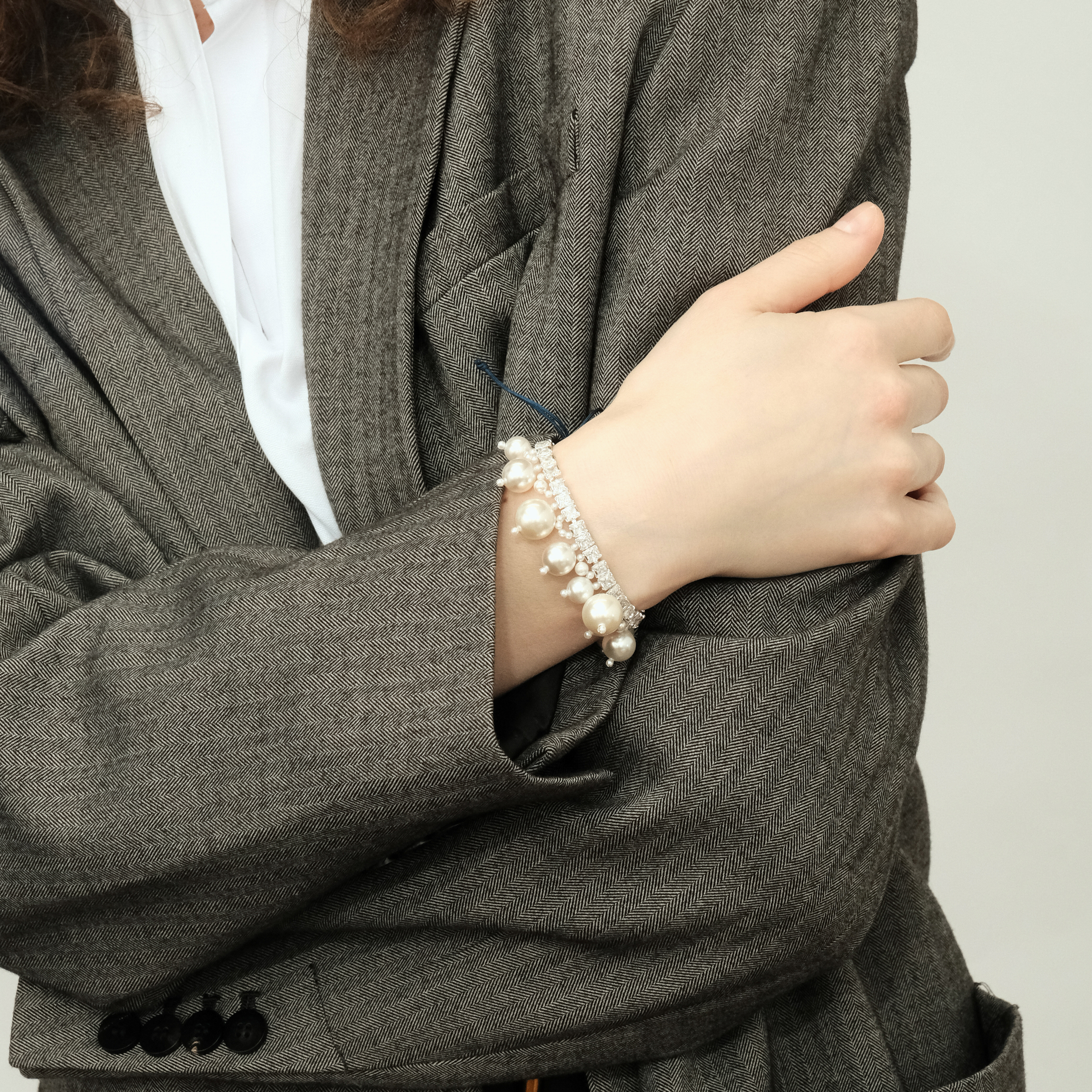 Bracelet with crystals and pearls on a rope
