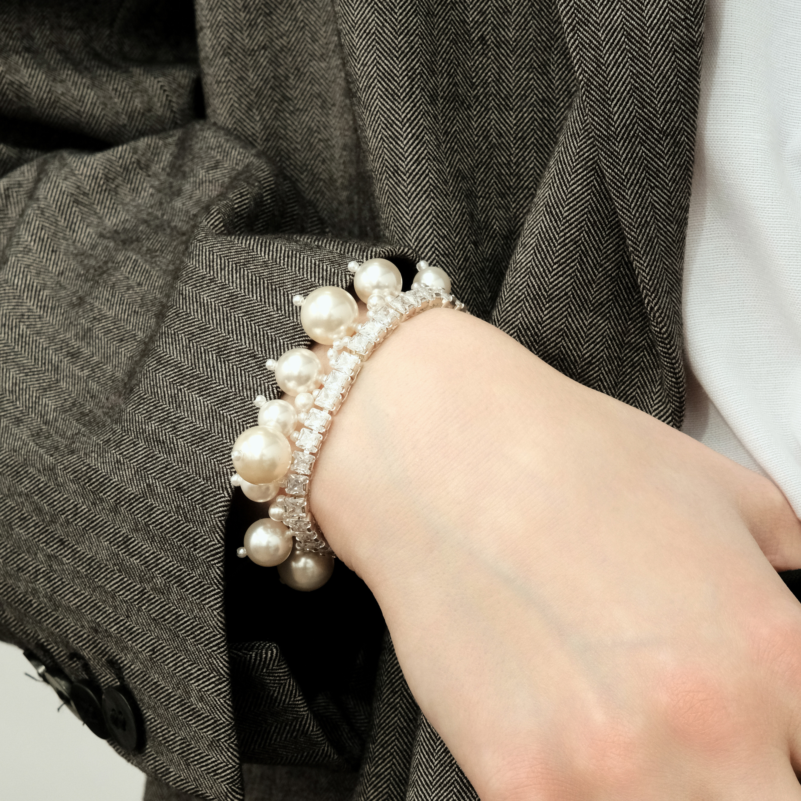 Bracelet with crystals and pearls on a rope