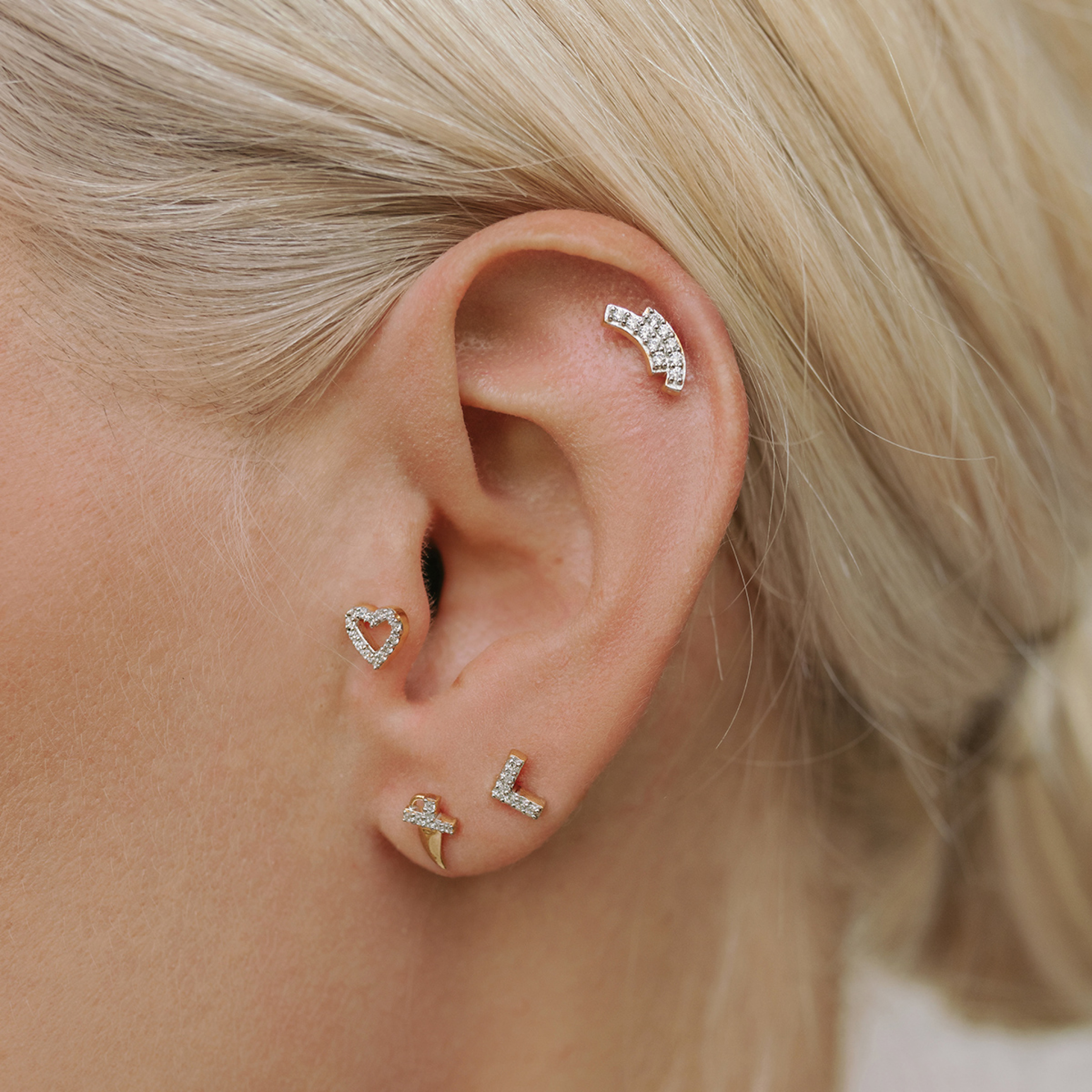 Gold-plated wrap-heart with zircons