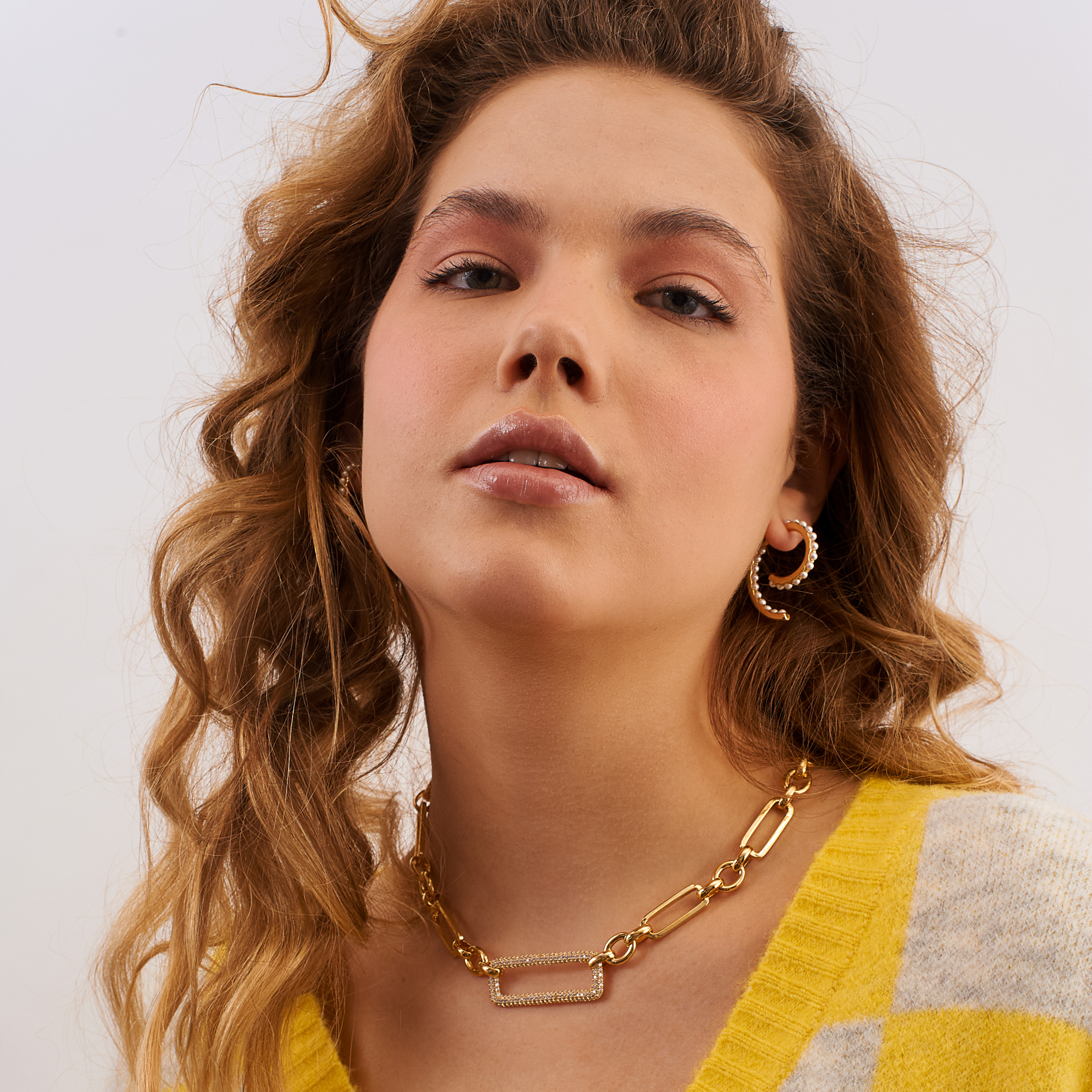 curling earrings with a peacock of pearls