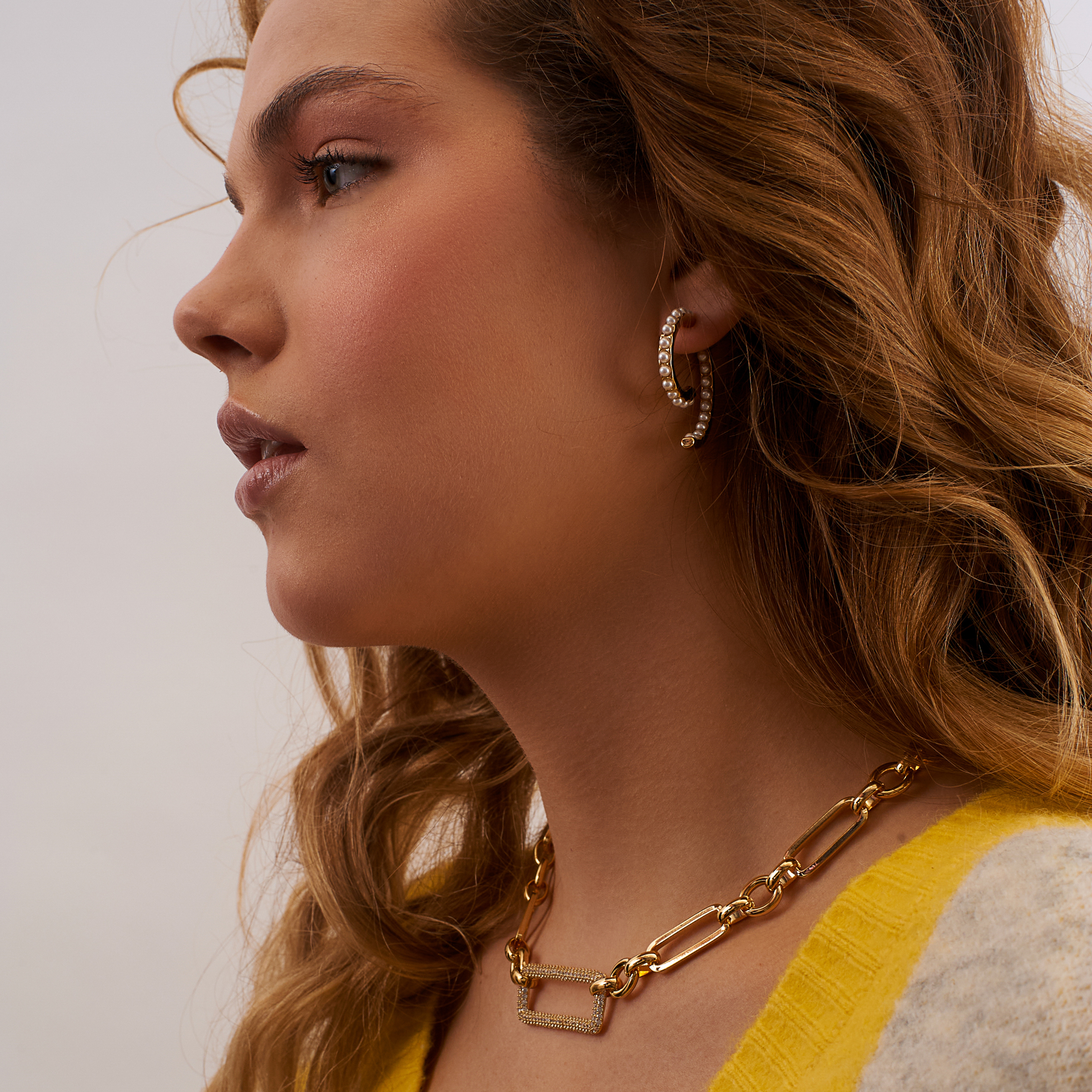 curling earrings with a peacock of pearls