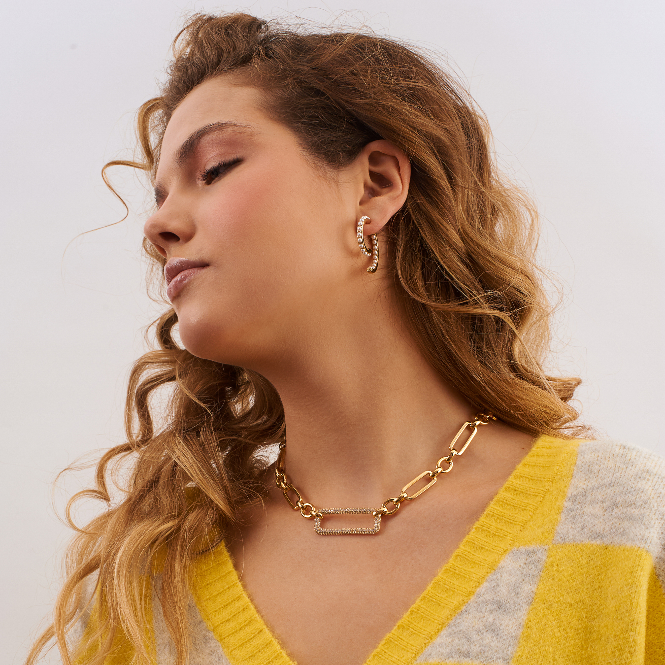 curling earrings with a peacock of pearls