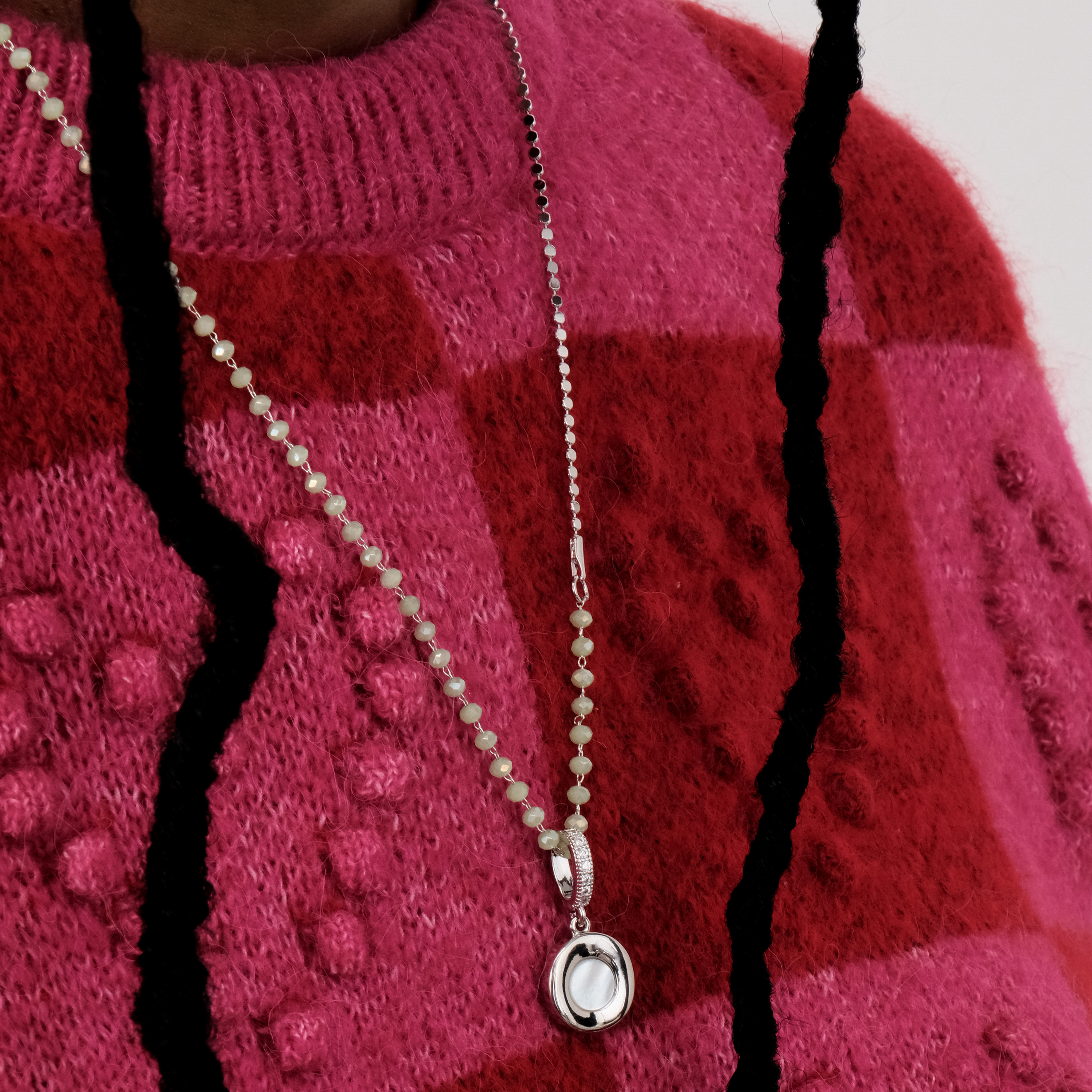 Серебристое колье из бус и цепи с круглым медальоном с камнем